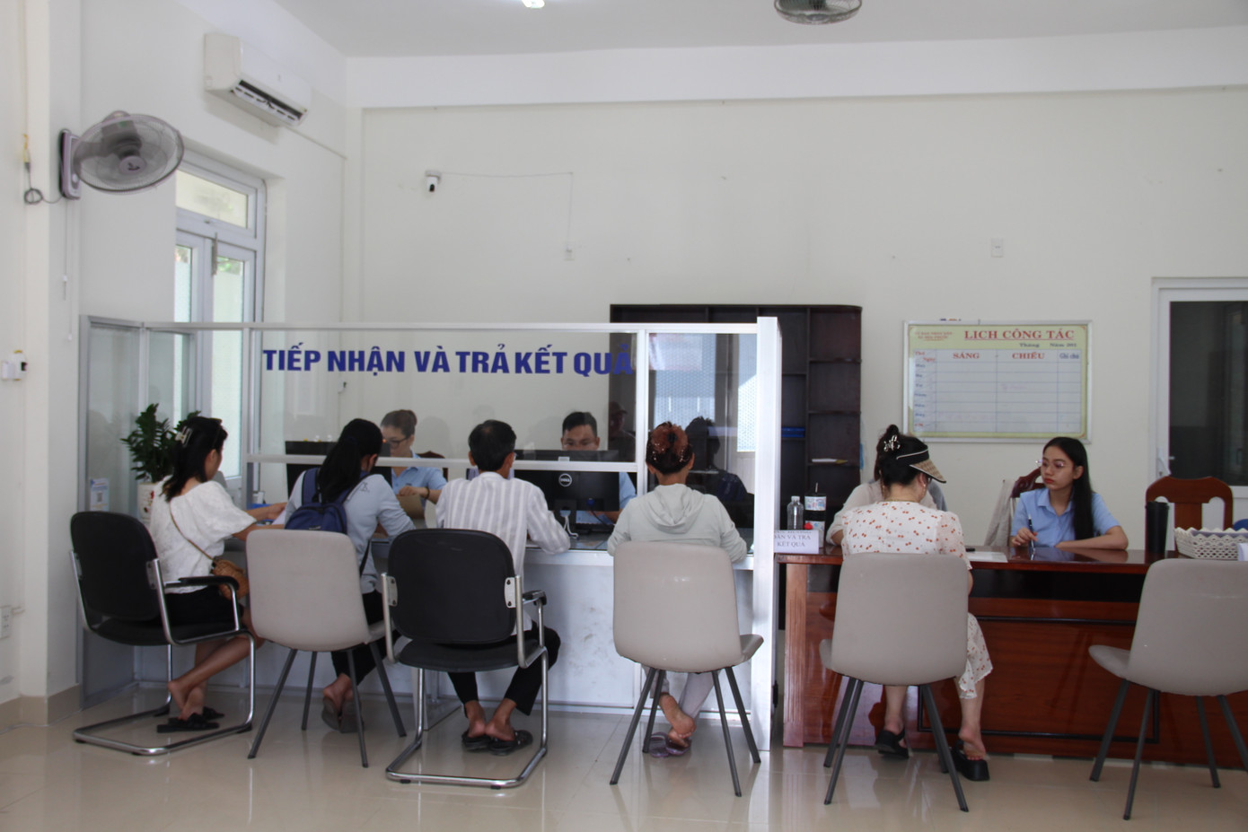 Dãy ghế trước quầy tiếp nhận hồ sơ luôn kín người. Ông Lê Trung Huệ, Phó Giám đốc chi nhánh Văn phòng đăng ký đất đai quận Cẩm Lệ (cũ, sắp tới sẽ đổi thành Khu vực 3) cho hay phường Hòa Xuân là một trong những địa bàn giao dịch bất động sản sôi động nhất Đà Nẵng. Từ sau khi thực hiện chính quyền 2 cấp, sắp xếp địa giới hành chính đến nay, ngày cao điểm phường giải quyết khoảng 120 hồ sơ.