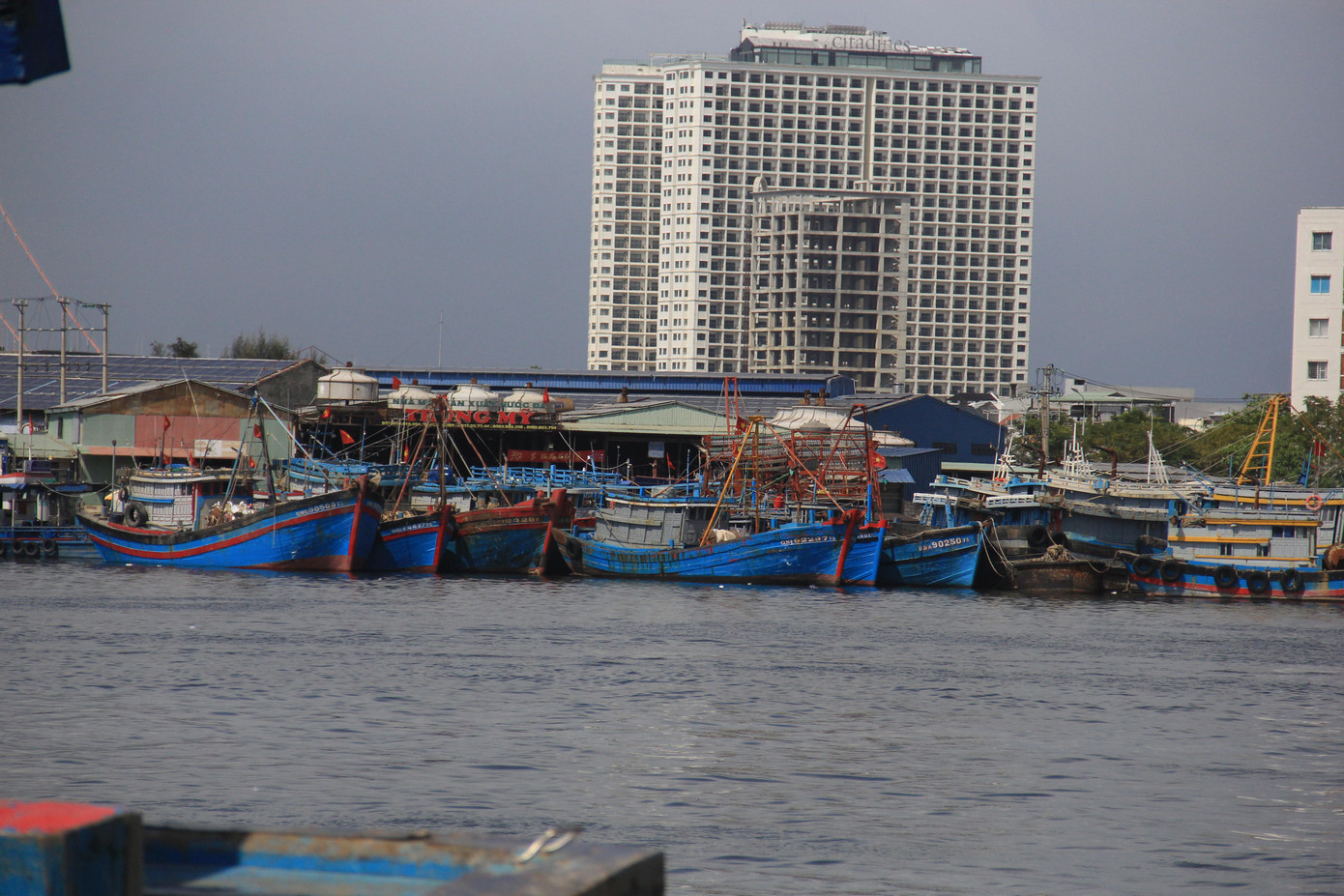 Hàng loạt tàu cá khác đã nằm bờ vì "không chịu nổi nhiệt". Hàng loạt tàu cá khác đã nằm bờ vì "không chịu nổi nhiệt".