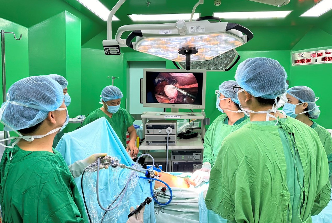 Các bác sĩ phẫu thuật đưa tinh hoàn về đúng vị trí.