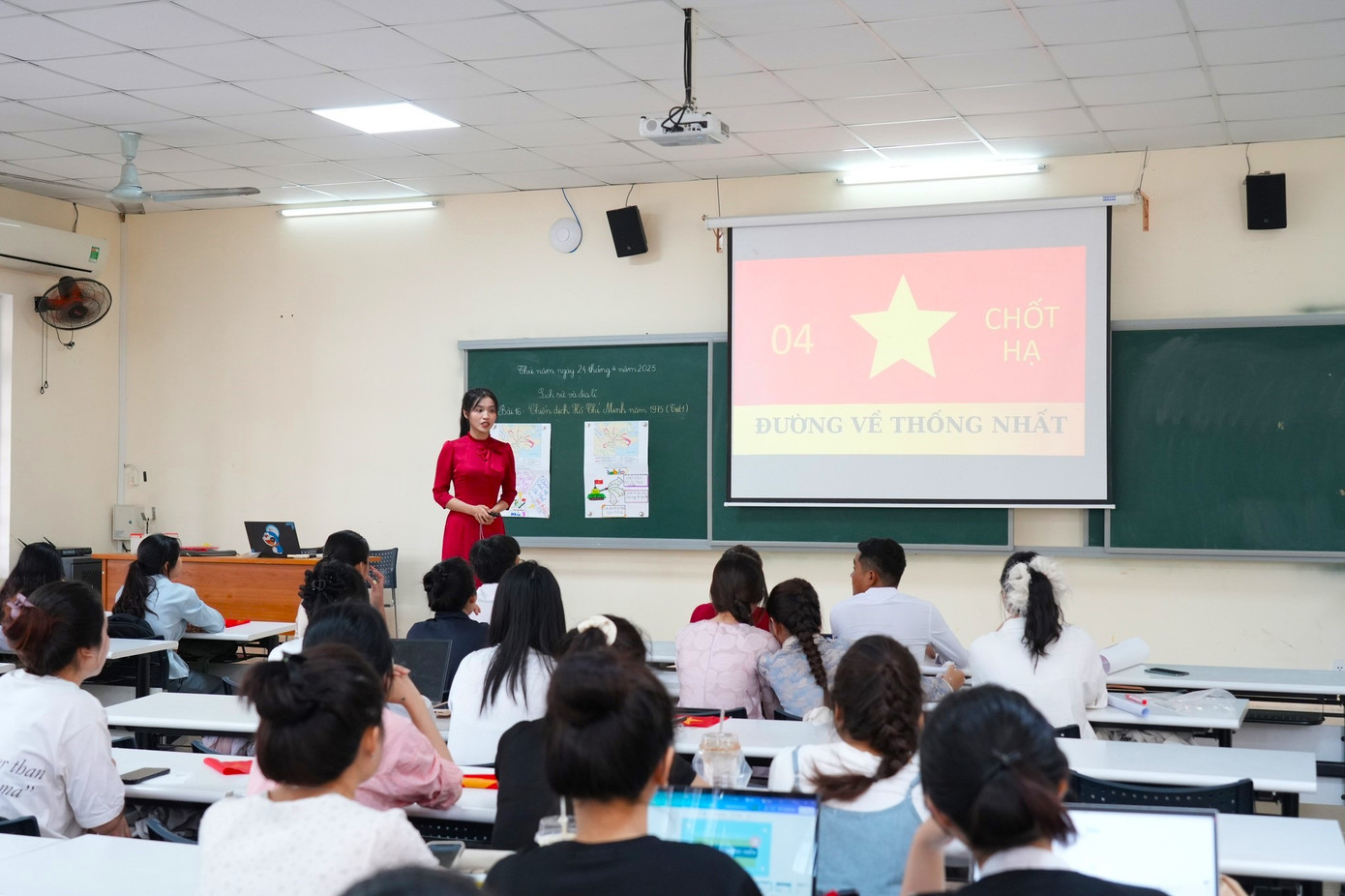 Những tiết học tại trường Đại học Sư phạm lồng ghép câu chuyện lịch sử, giáo dục lòng yêu nước cho mỗi sinh viên.