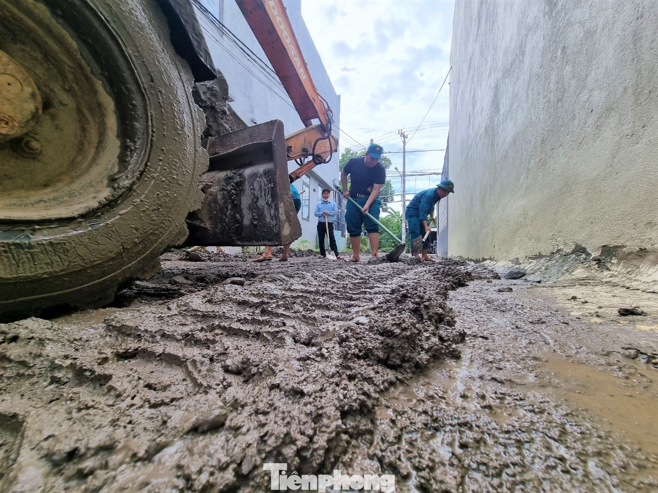 Theo anh Phương, từ khi thi công CCN Cẩm Lệ mới xảy ra tình trạng này. Đây là lần thứ 3 gia đình anh bị bùn đất tấn công. Anh bày tỏ lo lắng vì mùa mưa đến gần, đặc biệt những hôm mưa to vắng nhà.