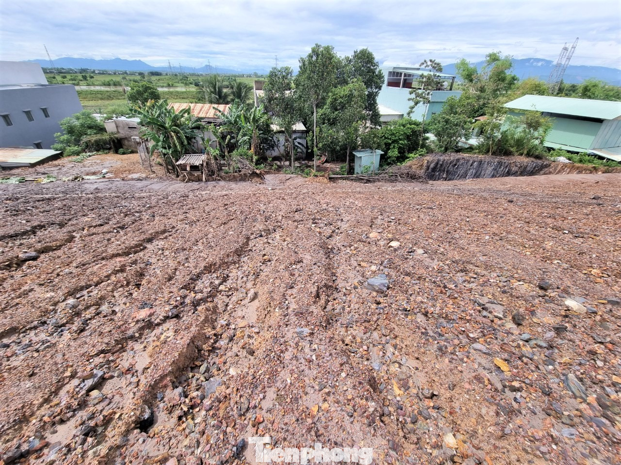 Bà con cho hay khi mưa lớn, nước bùn kéo xuống ào ào, không thể nào cản nổi. Nhà nào có tường rào bê tông xây kín bao quanh thì chắn được đá, còn không thì vừa hứng bùn vừa hứng đá nhỏ.