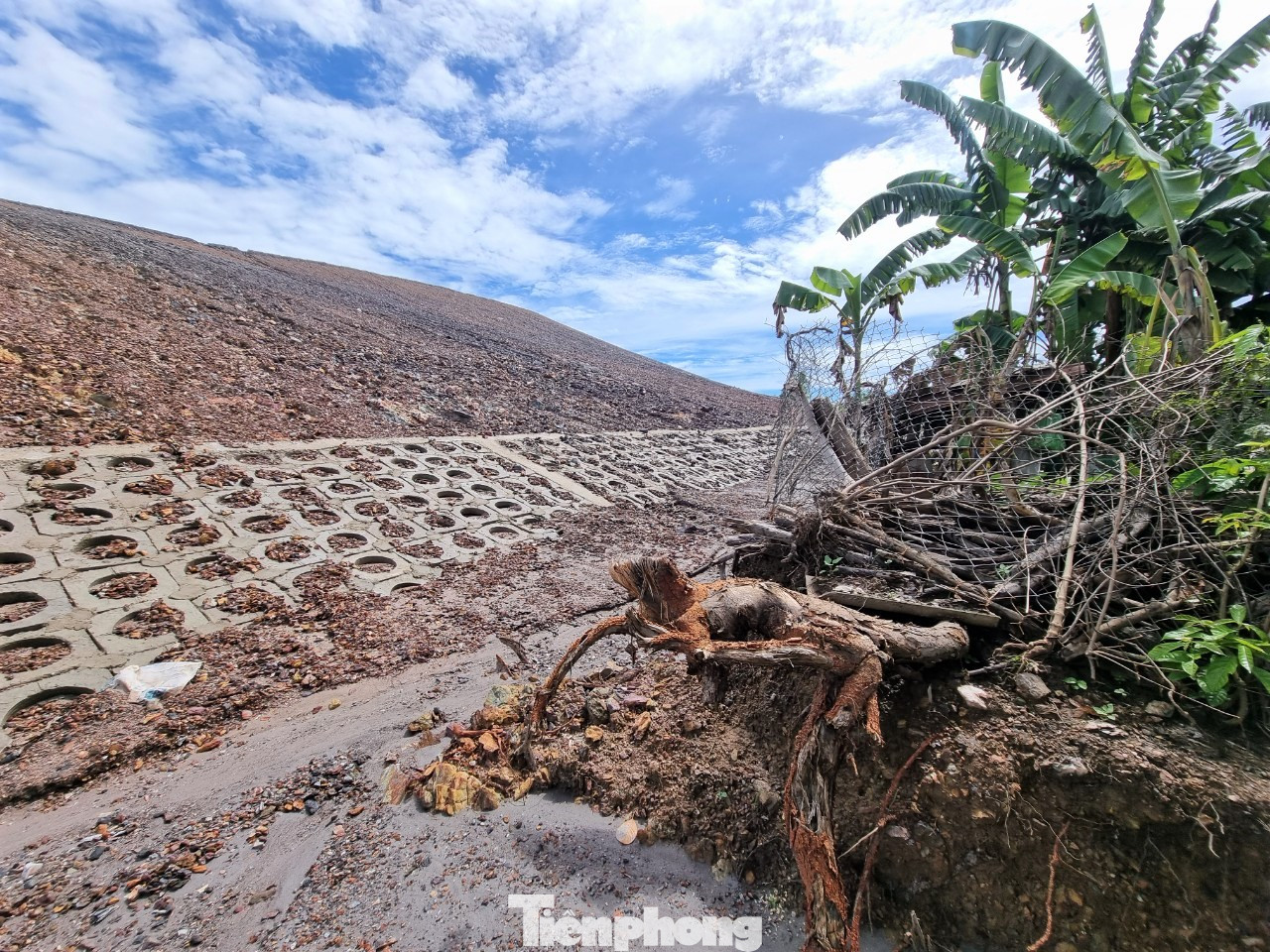 Theo ghi nhận, một núi đất đá thuộc CCN Cẩm Lệ cao cả chục mét nằm kéo dài phía sau lưng nhà dân trên đường Cầu Đỏ - Túy Loan. Đoạn tiếp giáp với nhà dân có một bờ kè bê tông nhưng đất đá vẫn tràn xuống, nhiều đoạn bị vùi lấp.