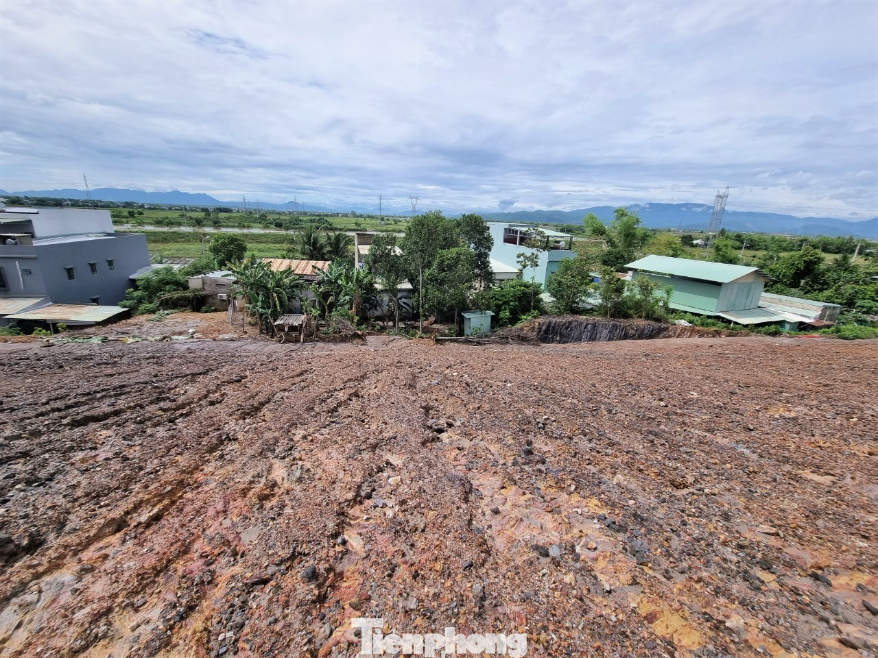 Hiện việc đắp đất mái taluy âm, ốp chân mái taluy và mương thu nước chạy dọc ranh giới dự án đã hoàn thành, tình trạng bùn đất chảy xuống các đường kiệt hẻm đã cơ bản được khắc phục. Tuy nhiên, do mái đất taluy mới thi công, kết cấu nền đất chưa ổn định, công tác trồng cỏ, cây xanh cách ly chưa được hoàn thiện và hiện tại đang mùa mưa, nên cục bộ một số vị trí vẫn có tình trạng xói lở.