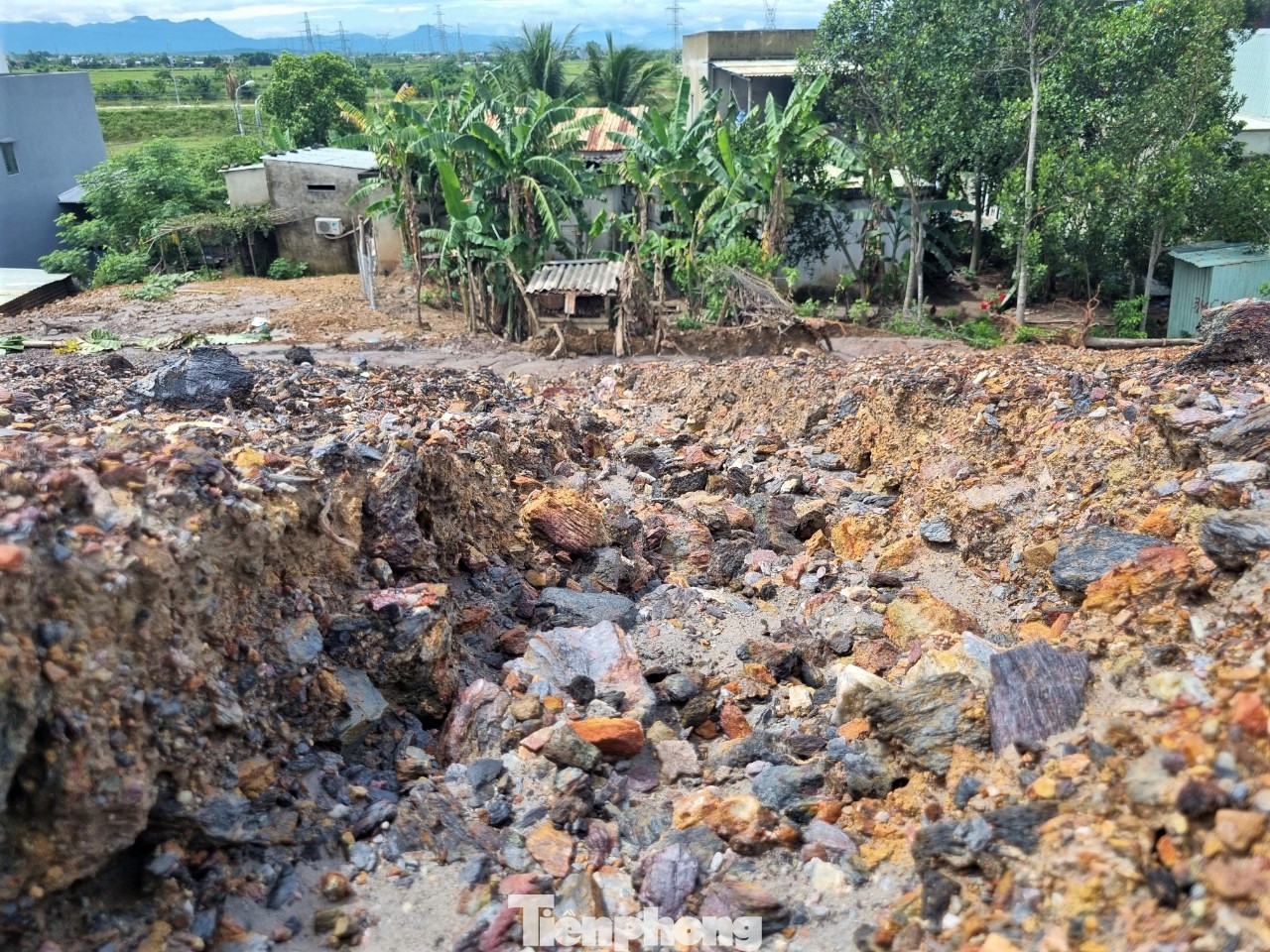 Nước từ trên tuồn xuống nhà dân để lại những rãnh sâu.