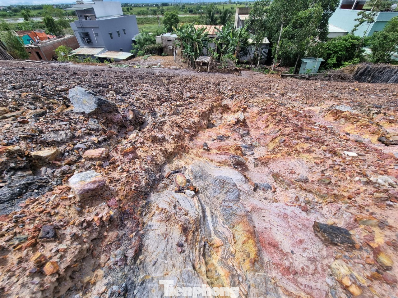 Bà con cho hay khi mưa lớn, nước bùn kéo xuống ào ào, không thể nào cản nổi. Nhà nào có tường rào bê tông xây kín bao quanh thì chắn được đá, còn không thì vừa hứng bùn vừa hứng đá nhỏ.