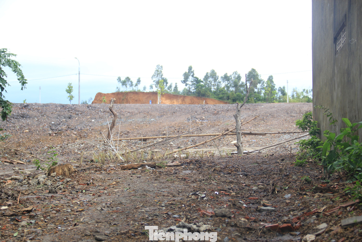 Bà con cho hay khi mưa lớn, nước bùn kéo xuống ào ào, không thể nào cản nổi. Nhà nào có tường rào bê tông xây kín bao quanh thì chắn được đá, còn không thì vừa hứng bùn vừa hứng đá nhỏ.