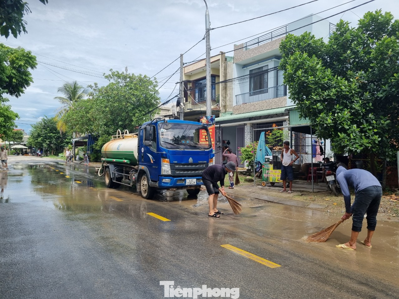 Xe xịt nước gột rửa bùn non trên tuyến đường Cầu Đỏ - Túy Loan. Theo người dân, lớp bùn này nếu không dọn sạch khi nắng lên sẽ thành bụi bay mù mịt.