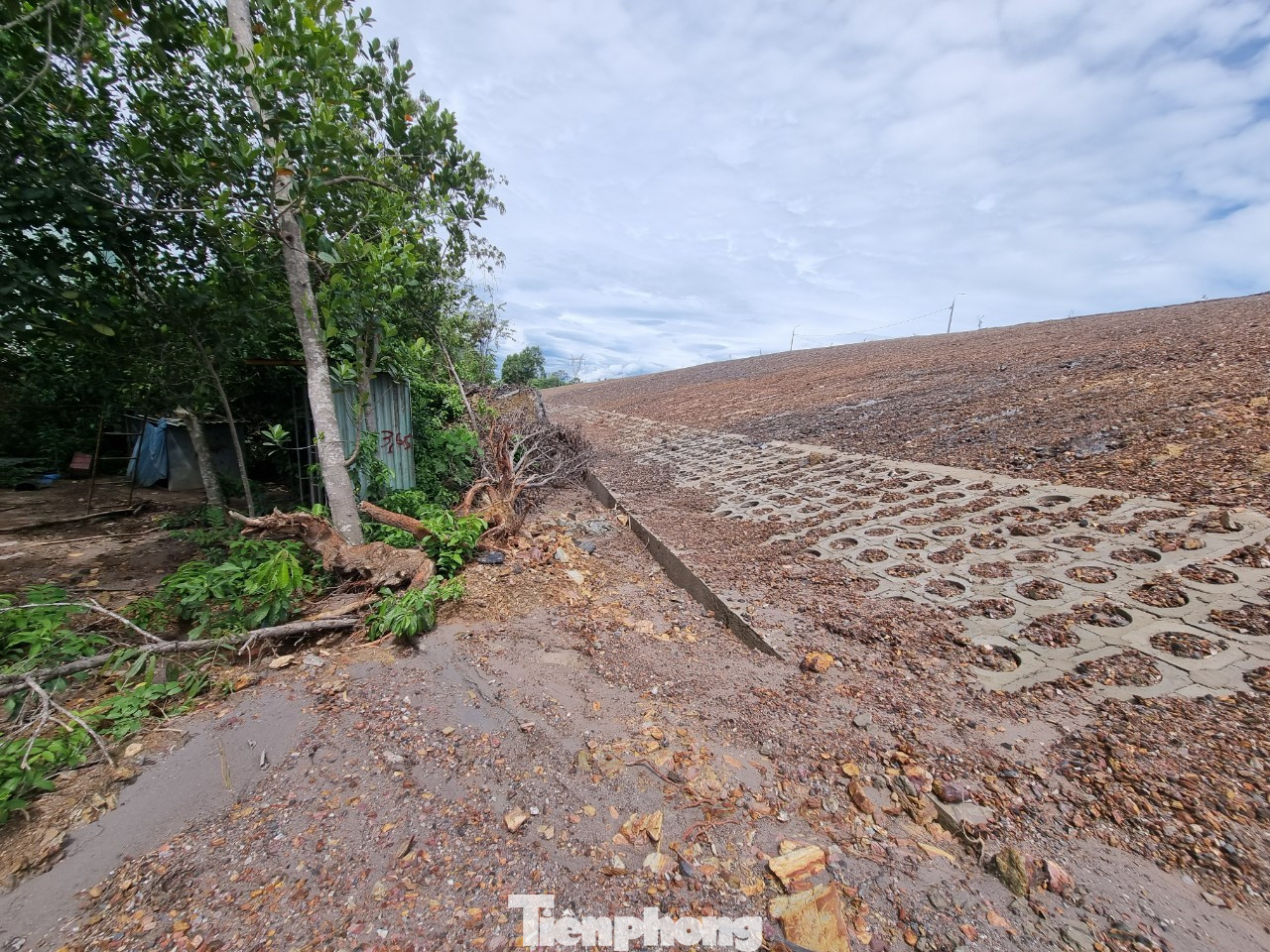 Bà con cho hay khi mưa lớn, nước bùn kéo xuống ào ào, không thể nào cản nổi. Nhà nào có tường rào bê tông xây kín bao quanh thì chắn được đá, còn không thì vừa hứng bùn vừa hứng đá nhỏ.