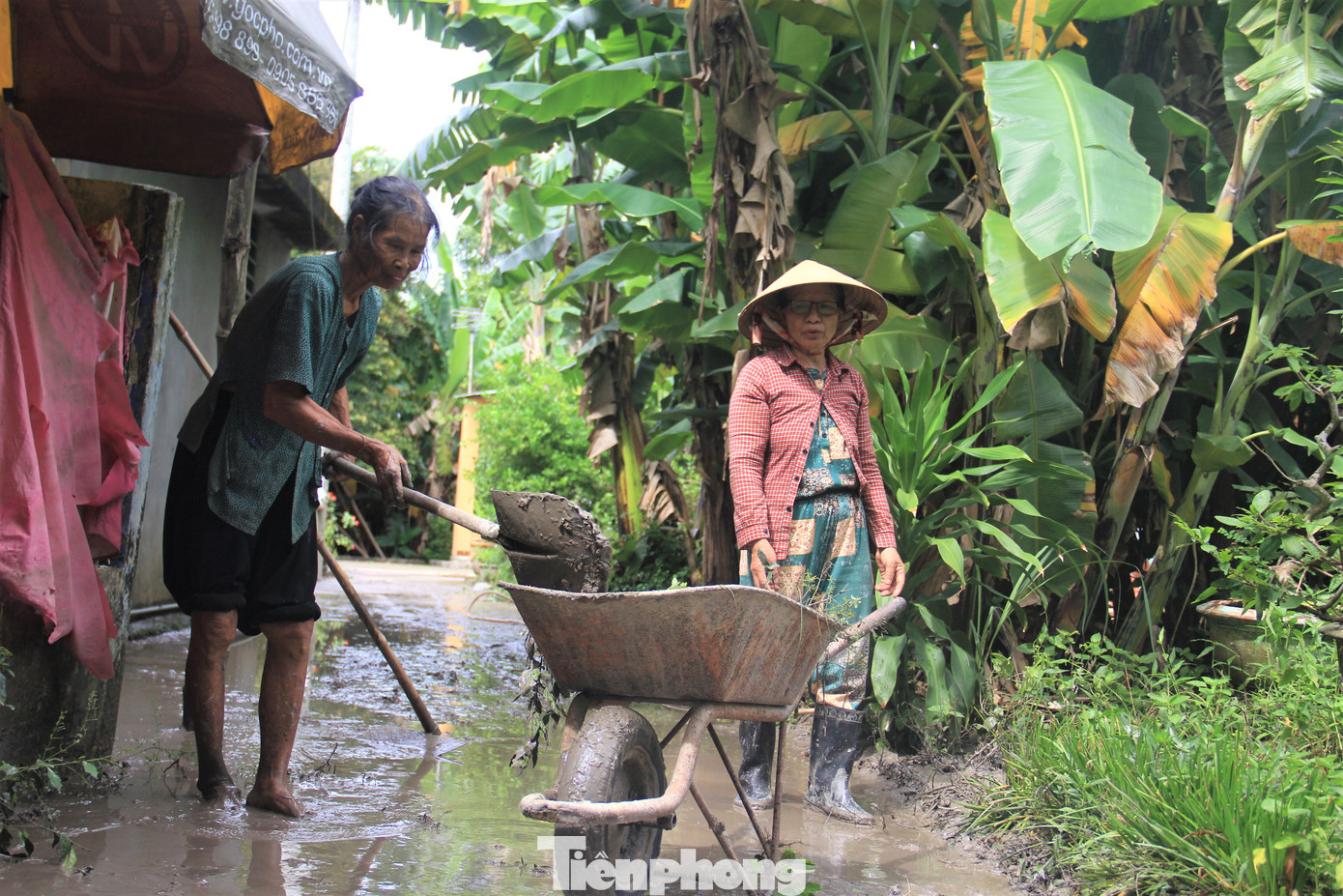 Nhà bà Nguyễn Thị Năng (tổ 7) cũng bị bùn tấn công. Sau khi tạnh mưa, cả nhà bà thay nhau dọn từ nhà ra đường nhưng vẫn nhão nhẹt. “Tôi mong các cơ quan chức năng phải có biện pháp gì để giải quyết tình trạng này, chứ người dân chịu trận khổ quá”, bà bày tỏ.