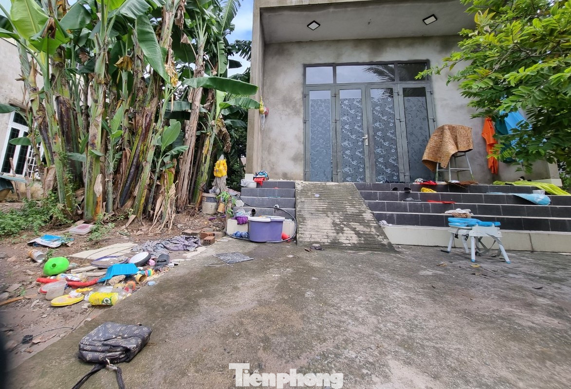 Nhà anh Ngô Phương (tổ 6) vẫn còn lấm lem, ngổn ngang, bùn đất đóng một lớp dày cộm phía cửa sau nhà. Anh kể khoảng 7h sáng 25/9, lúc đó trời đang mưa to, nước bùn từ phía CCN sau lưng nhà tuồn xuống đục ngầu. “Nước ập thẳng vô nhà, chặn mấy cũng không được. Tầm một tiếng thì lên tới mắt cá chân. Cả nhà tui hốt hoảng dọn dẹp mà không trở tay kịp, hỏng mất máy giặt, tủ lạnh, sách vở…”, anh nói. Đến khi nước rút, căn nhà anh như một thửa ruộng lấm bùn non, phía trước sân đầy đất đá.