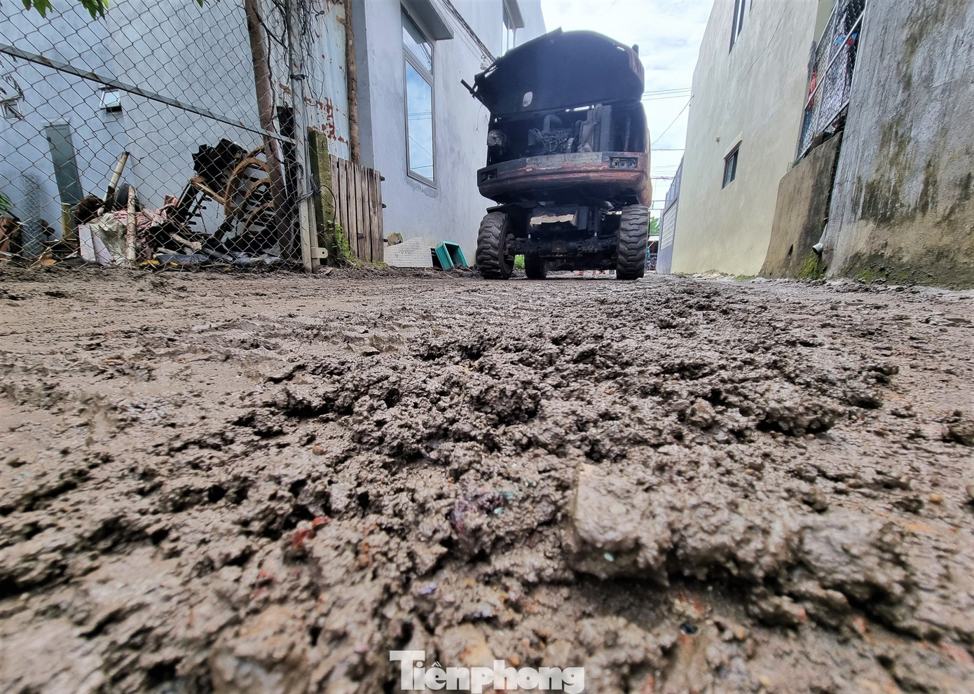 Nhiều đoạn đường, kiệt hẻm hiện vẫn bị bùn đất đóng lớp dày