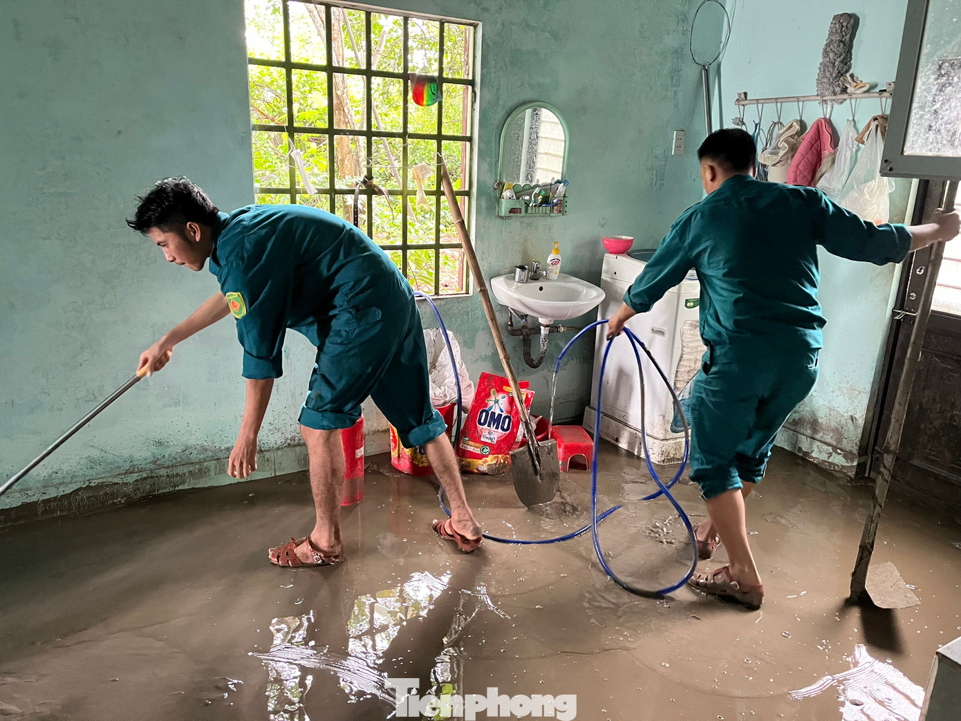 Các hộ dân xung quanh cũng bức xúc vì cứ mỗi lần mưa to là cả nhà phải chống chọi với bùn đất. Vừa hư hỏng đồ đạc, vừa mất nhiều ngày để gột rửa, xáo trộn cuộc sống.