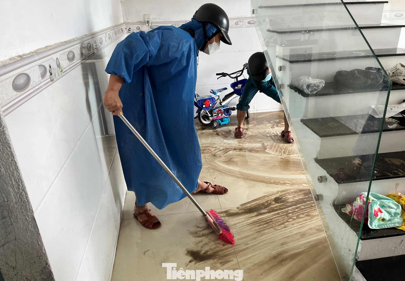 Nhà anh Ngô Phương (tổ 6) vẫn còn lấm lem, ngổn ngang, bùn đất đóng một lớp dày cộm phía cửa sau nhà. Anh kể khoảng 7h sáng 25/9, lúc đó trời đang mưa to, nước bùn từ phía CCN sau lưng nhà tuồn xuống đục ngầu. “Nước ập thẳng vô nhà, chặn mấy cũng không được. Tầm một tiếng thì lên tới mắt cá chân. Cả nhà tui hốt hoảng dọn dẹp mà không trở tay kịp, hỏng mất máy giặt, tủ lạnh, sách vở…”, anh nói. Đến khi nước rút, căn nhà anh như một thửa ruộng lấm bùn non, phía trước sân đầy đất đá.