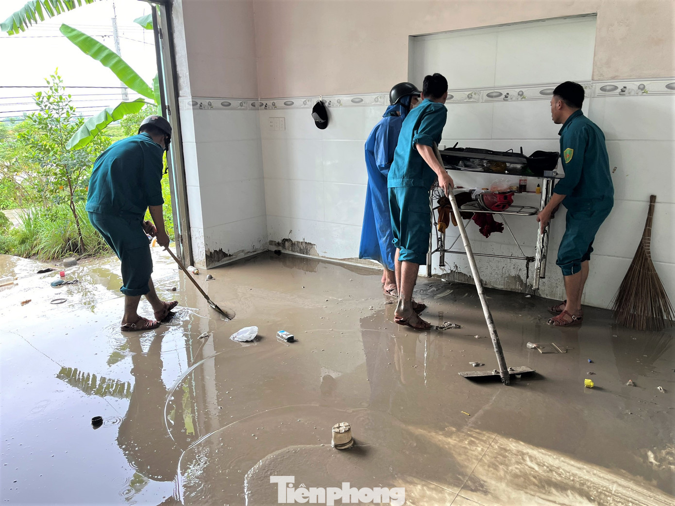 Nhà anh Ngô Phương (tổ 6) vẫn còn lấm lem, ngổn ngang, bùn đất đóng một lớp dày cộm phía cửa sau nhà. Anh kể khoảng 7h sáng 25/9, lúc đó trời đang mưa to, nước bùn từ phía CCN sau lưng nhà tuồn xuống đục ngầu. “Nước ập thẳng vô nhà, chặn mấy cũng không được. Tầm một tiếng thì lên tới mắt cá chân. Cả nhà tui hốt hoảng dọn dẹp mà không trở tay kịp, hỏng mất máy giặt, tủ lạnh, sách vở…”, anh nói. Đến khi nước rút, căn nhà anh như một thửa ruộng lấm bùn non, phía trước sân đầy đất đá.