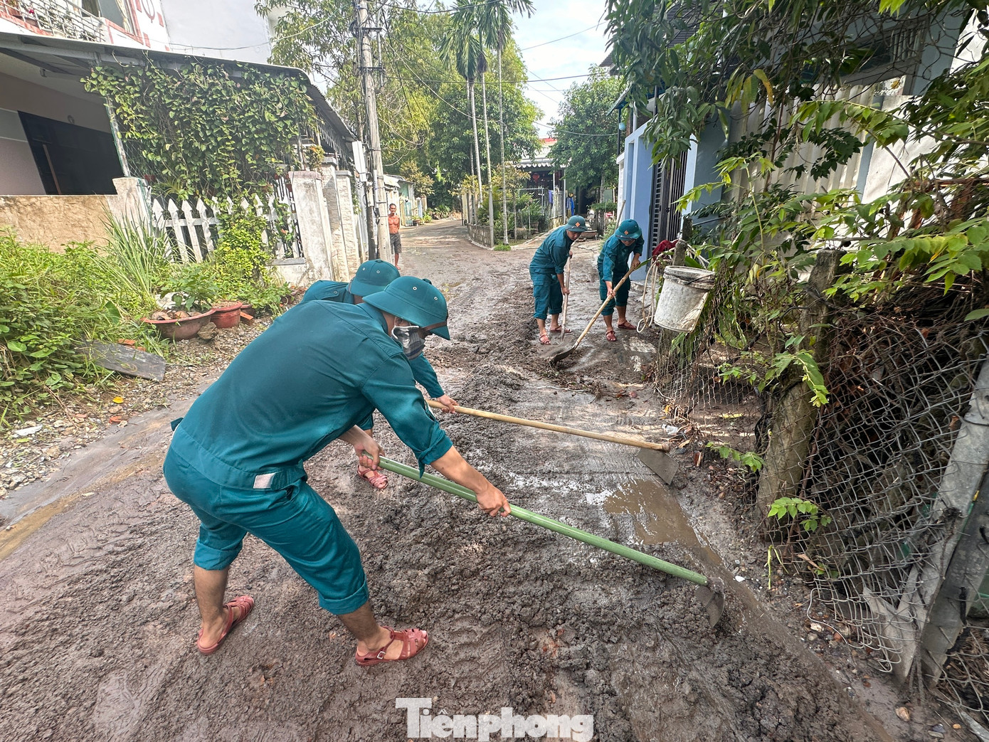 Quận Cẩm Lệ đã cử các lực lượng đến phụ giúp các hộ dân dọn nhà, dọn đường liên tục từ hôm qua cho đến nay.