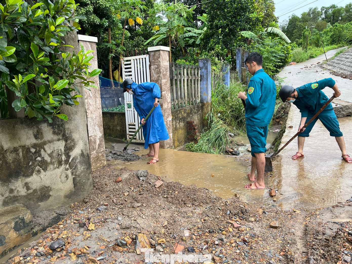 Quận Cẩm Lệ đã cử các lực lượng đến phụ giúp các hộ dân dọn nhà, dọn đường liên tục từ hôm qua cho đến nay.