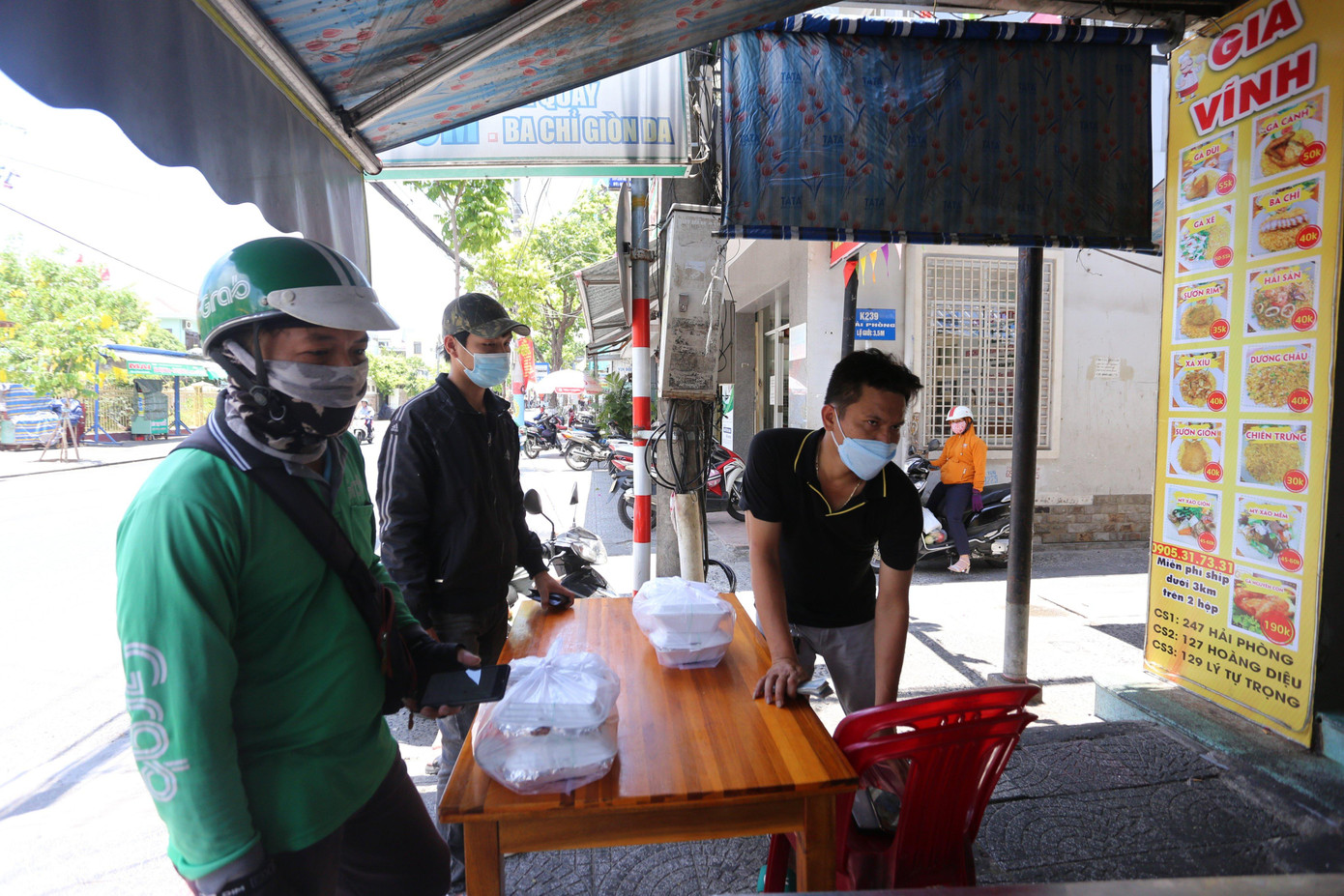 Lực lượng shipper phải thực hiện nhiều điều kiện nghiêm ngặt khi được phép hoạt động lại.