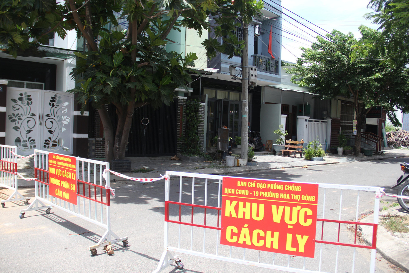 Một khu dân cư trên địa bàn quận Cẩm Lệ bị phong tỏa do có trường hợp mắc COVID-19. Ảnh: Thanh Trần. Một khu dân cư trên địa bàn quận Cẩm Lệ bị phong tỏa do có trường hợp mắc COVID-19. Ảnh: Thanh Trần.