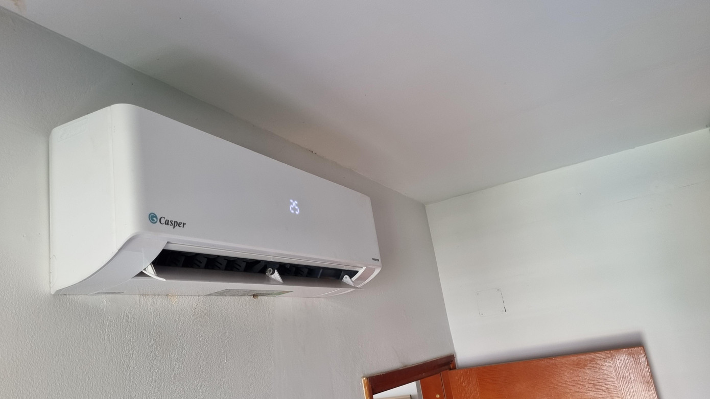 Nên cài đặt điều hòa ở nhiệt độ ban ngày từ 26-28 độ C (khi nhiệt độ ngoài trời trên 35 độ C), ban đêm từ 25-27 độ C.