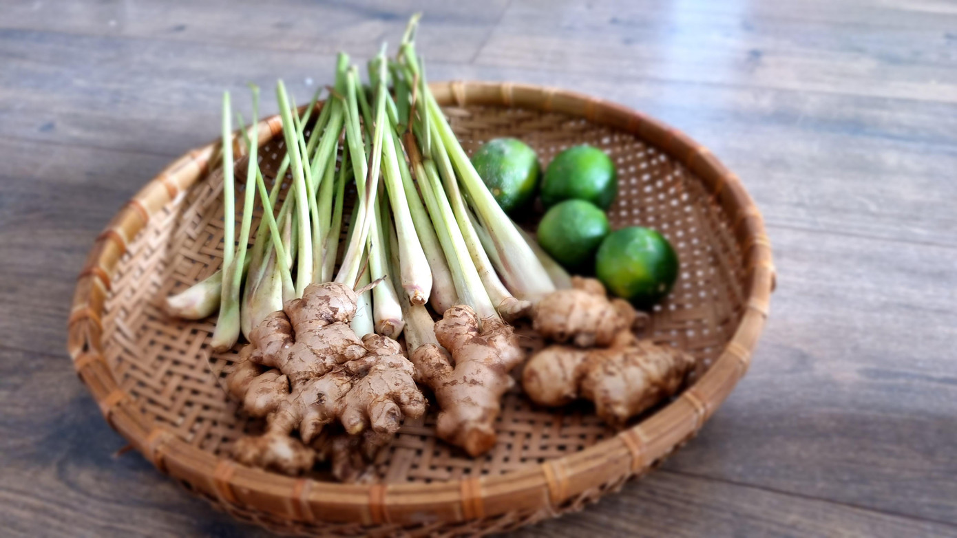 Chị Ngô Thị Kiều (35 tuổi, quận Hải Châu) cho hay nhà chị có người bị mắc COVID-19 nên trong nhà luôn phải có sẵn "combo" này để cho F0, F1 xông thường xuyên. Chị Ngô Thị Kiều (35 tuổi, quận Hải Châu) cho hay nhà chị có người bị mắc COVID-19 nên trong nhà luôn phải có sẵn "combo" này để cho F0, F1 xông thường xuyên.