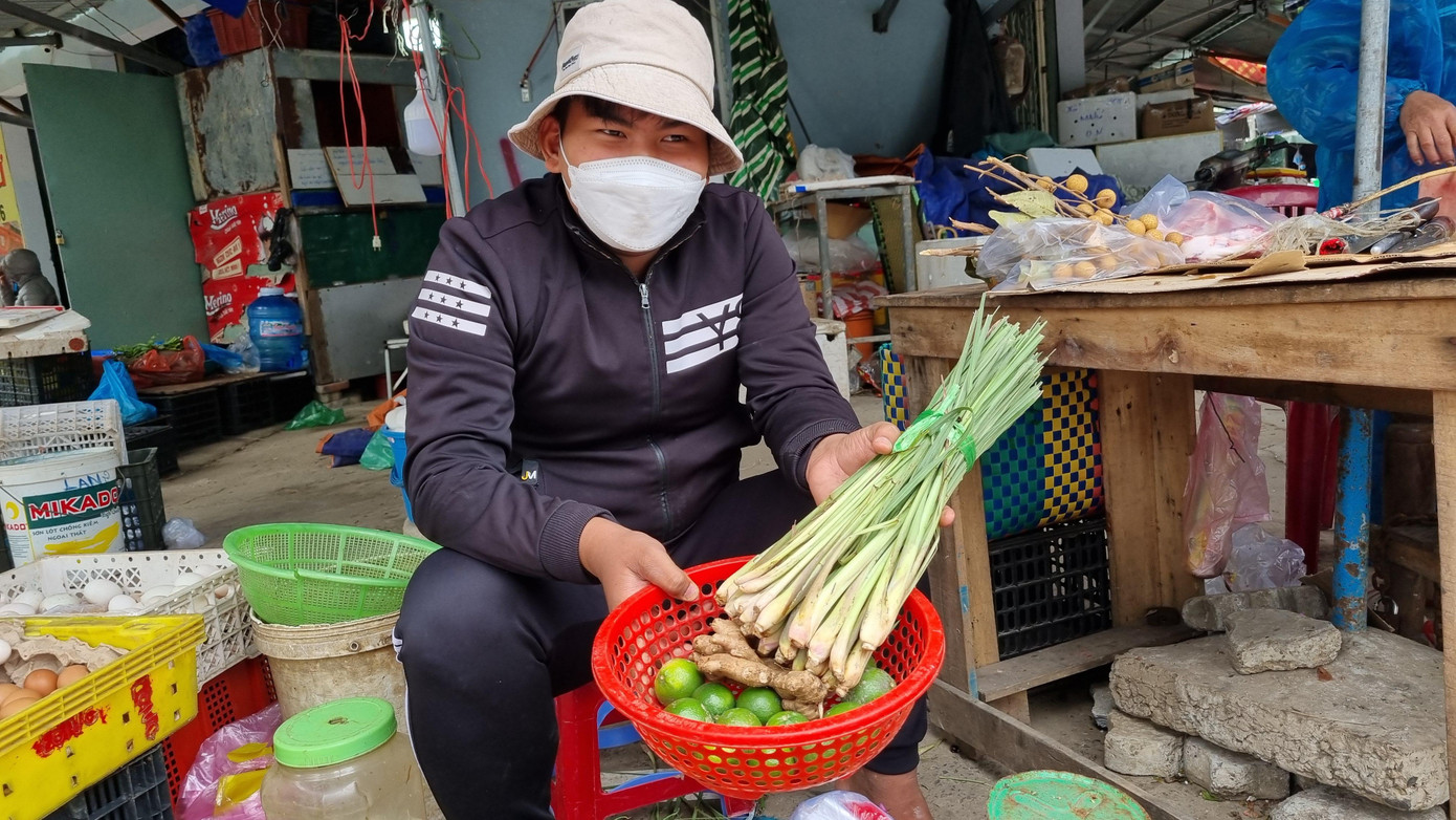 Do nhu cầu tăng cao nên những ngày qua giá của các mặt hàng này cũng tăng lên. Chanh có giá 25.000 đồng/kg, tăng khoảng 10.000 đồng. Sả có giá 20.000 đồng/kg, tăng 5.000 đồng. Gừng có giá từ 25.000 - 30.000 đồng/kg, tăng gấp rưỡi trước đây. Do nhu cầu tăng cao nên những ngày qua giá của các mặt hàng này cũng tăng lên. Chanh có giá 25.000 đồng/kg, tăng khoảng 10.000 đồng. Sả có giá 20.000 đồng/kg, tăng 5.000 đồng. Gừng có giá từ 25.000 - 30.000 đồng/kg, tăng gấp rưỡi trước đây.