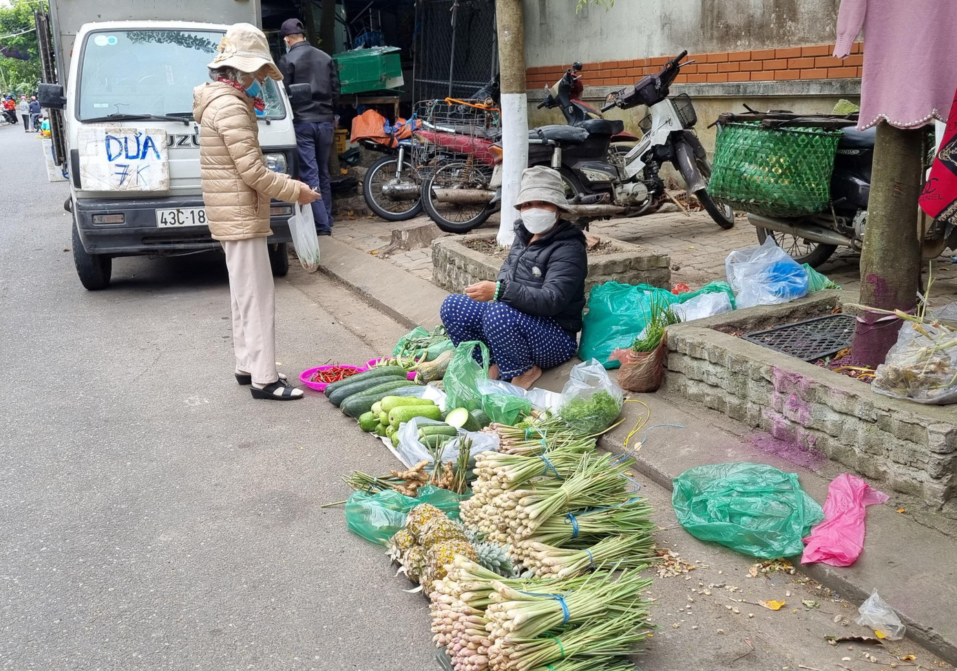 Vài ngày trở lại đây, khi Đà Nẵng cho học sinh cấp I, mầm non đi học lại, nhu cầu mua gừng, sả, chanh về xông tại nhà ngày càng tăng cao. Vài ngày trở lại đây, khi Đà Nẵng cho học sinh cấp I, mầm non đi học lại, nhu cầu mua gừng, sả, chanh về xông tại nhà ngày càng tăng cao.