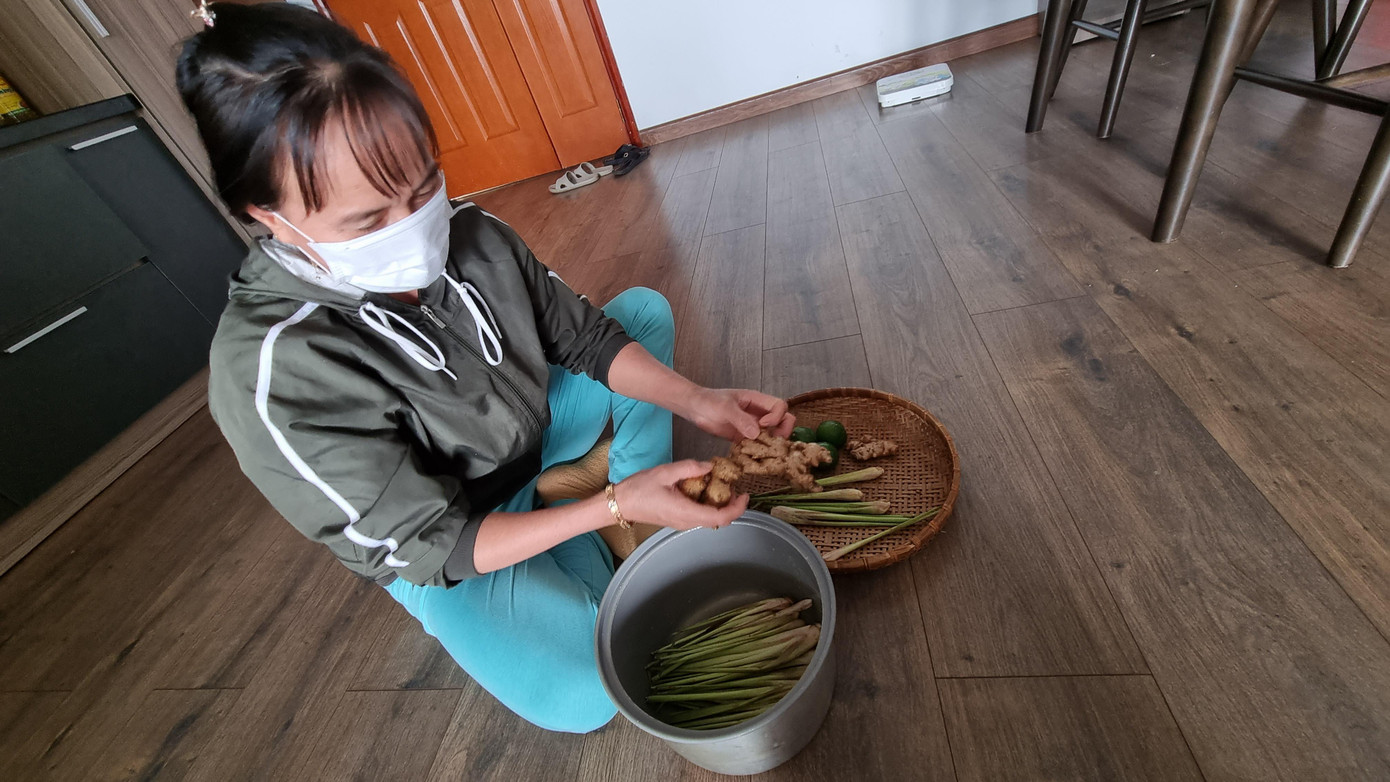 Bà Ngô Thị Hồng (quận Cẩm Lệ) cho hay bà thường xuyên nấu các nguyên liệu trên để xông. "Mỗi lần xông xong thở rất dễ chịu, đầu óc thoải mái. Ngoài ra, đọc báo thấy xông hơi nóng còn vô hiệu hoá sự lây nhiễm của vi rút trong giai đoạn mới nhiễm", bà chia sẻ. Bà Ngô Thị Hồng (quận Cẩm Lệ) cho hay bà thường xuyên nấu các nguyên liệu trên để xông. "Mỗi lần xông xong thở rất dễ chịu, đầu óc thoải mái. Ngoài ra, đọc báo thấy xông hơi nóng còn vô hiệu hoá sự lây nhiễm của vi rút trong giai đoạn mới nhiễm", bà chia sẻ.