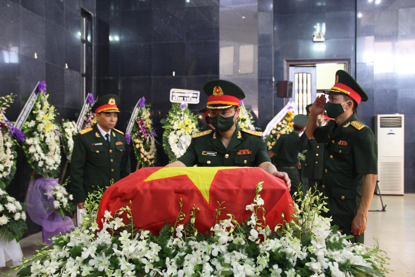 Thời kỳ đầu của cuộc kháng chiến chống Pháp, ông được giao nhiệm vụ làm công tác địch vận trên chiến trường Quảng Nam - Đà Nẵng và đã cảm hóa được 40 lính lê dương buông súng trở về với gia đình. Ông cũng cứu sống 120 người bị địch bắt, bắn rơi 1 máy bay địch. Tiêu biểu trong trận chống địch càn quét năm 1948 ở Hương An - Bà Rén (Quảng Nam), ông cùng đồng đội tiêu diệt 200 tên địch, bẻ gãy cuộc càn quét của địch. Với thành tích xuất sắc, năm 1949, ông vinh dự được kết nạp vào Đảng Cộng sản Việt Nam.