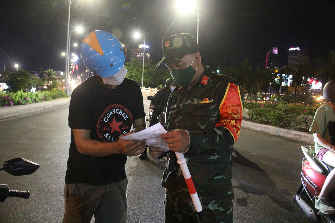 Lực lượng chức năng kiểm tra giấy tờ của người dân khi lưu thông trên địa bàn quận Sơn Trà. Ảnh: Thanh Trần,