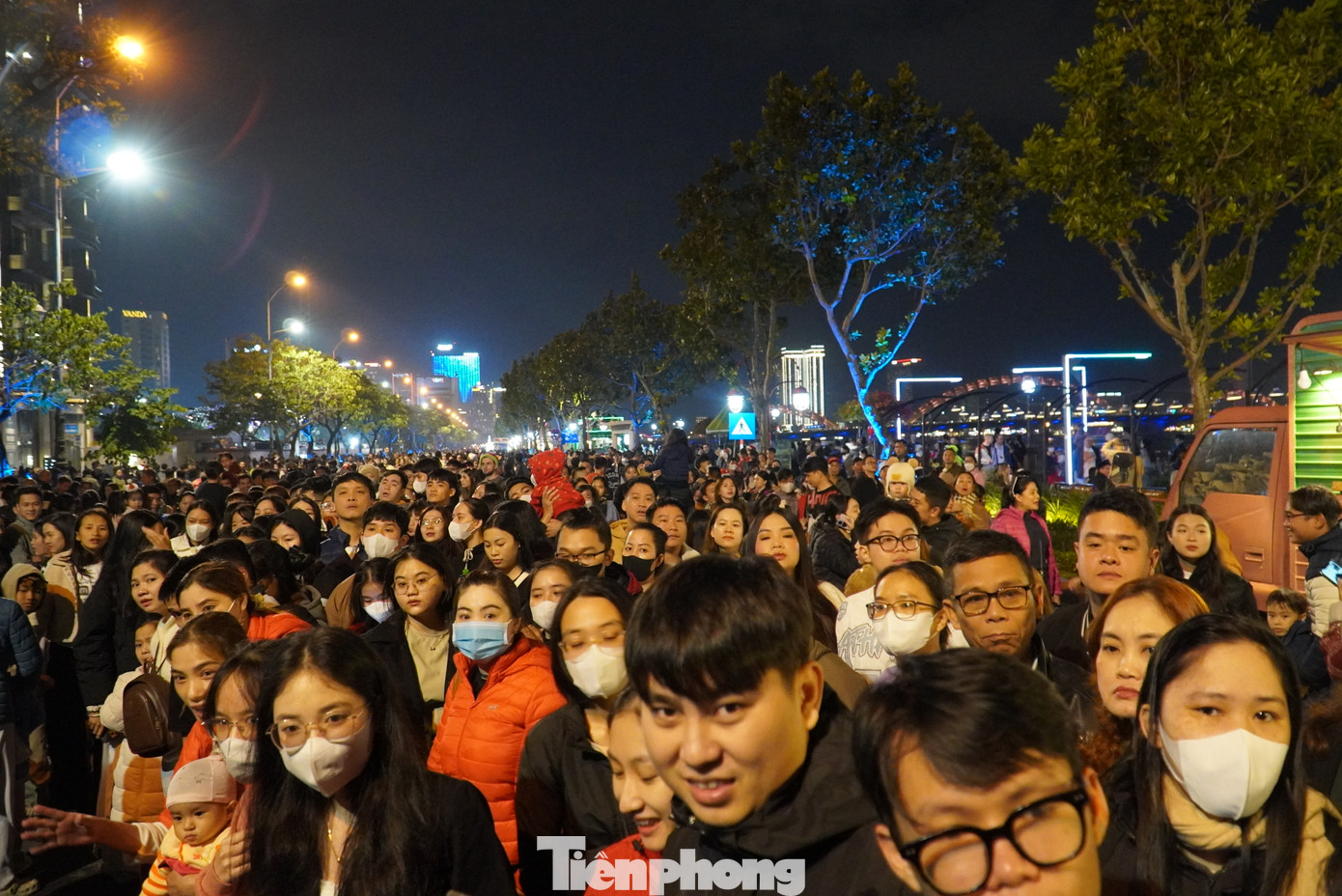 Tại phố đi bộ Bạch Đằng ven sông Hàn, hàng nghìn người dân và du khách đổ về từ sớm để chờ đón hoa hậu. Chị Hoàng Vân (27 tuổi, Lâm Đồng) chia sẻ: “Tôi rất háo hức được gặp hoa hậu ở ngoài đời. Tôi theo dõi Thanh Thủy nhiều năm qua và rất ngưỡng mộ. Lần này thật đặc biệt vì gặp hoa hậu trên chính quê hương của cô ấy”. Tại phố đi bộ Bạch Đằng ven sông Hàn, hàng nghìn người dân và du khách đổ về từ sớm để chờ đón hoa hậu. Chị Hoàng Vân (27 tuổi, Lâm Đồng) chia sẻ: “Tôi rất háo hức được gặp hoa hậu ở ngoài đời. Tôi theo dõi Thanh Thủy nhiều năm qua và rất ngưỡng mộ. Lần này thật đặc biệt vì gặp hoa hậu trên chính quê hương của cô ấy”.