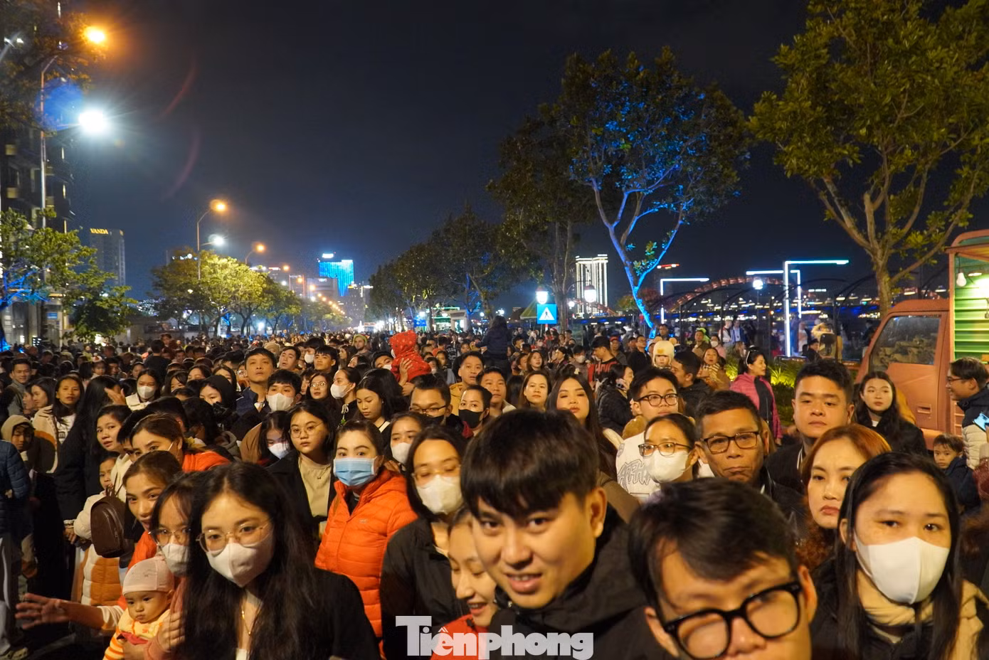 Tại phố đi bộ Bạch Đằng ven sông Hàn, hàng nghìn người dân và du khách đổ về từ sớm để chờ đón hoa hậu. Chị Hoàng Vân (27 tuổi, Lâm Đồng) chia sẻ: “Tôi rất háo hức được gặp hoa hậu ở ngoài đời. Tôi theo dõi Thanh Thủy nhiều năm qua và rất ngưỡng mộ. Lần này thật đặc biệt vì gặp hoa hậu trên chính quê hương của cô ấy”. Tại phố đi bộ Bạch Đằng ven sông Hàn, hàng nghìn người dân và du khách đổ về từ sớm để chờ đón hoa hậu. Chị Hoàng Vân (27 tuổi, Lâm Đồng) chia sẻ: “Tôi rất háo hức được gặp hoa hậu ở ngoài đời. Tôi theo dõi Thanh Thủy nhiều năm qua và rất ngưỡng mộ. Lần này thật đặc biệt vì gặp hoa hậu trên chính quê hương của cô ấy”.
