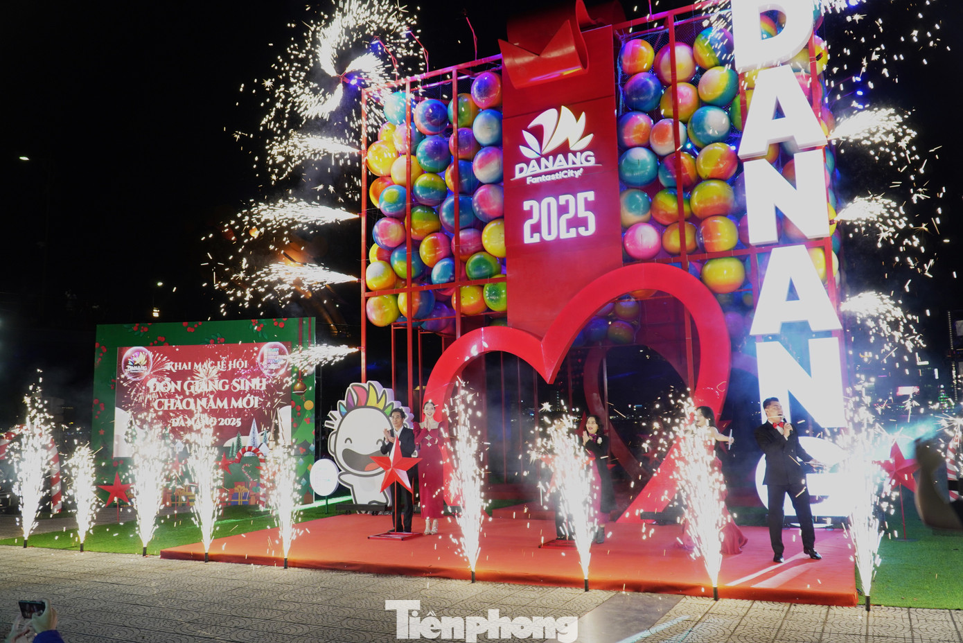 Trước khi diễu hành, Hoa hậu Thanh Thủy đã tham dự khai mạc Lễ hội Đón Giáng sinh - Chào năm mới Đà Nẵng 2025 tại sàn cảnh quan phía bắc, bờ đông cầu Rồng. Ảnh: Thanh Hiền. Trước khi diễu hành, Hoa hậu Thanh Thủy đã tham dự khai mạc Lễ hội Đón Giáng sinh - Chào năm mới Đà Nẵng 2025 tại sàn cảnh quan phía bắc, bờ đông cầu Rồng. Ảnh: Thanh Hiền.