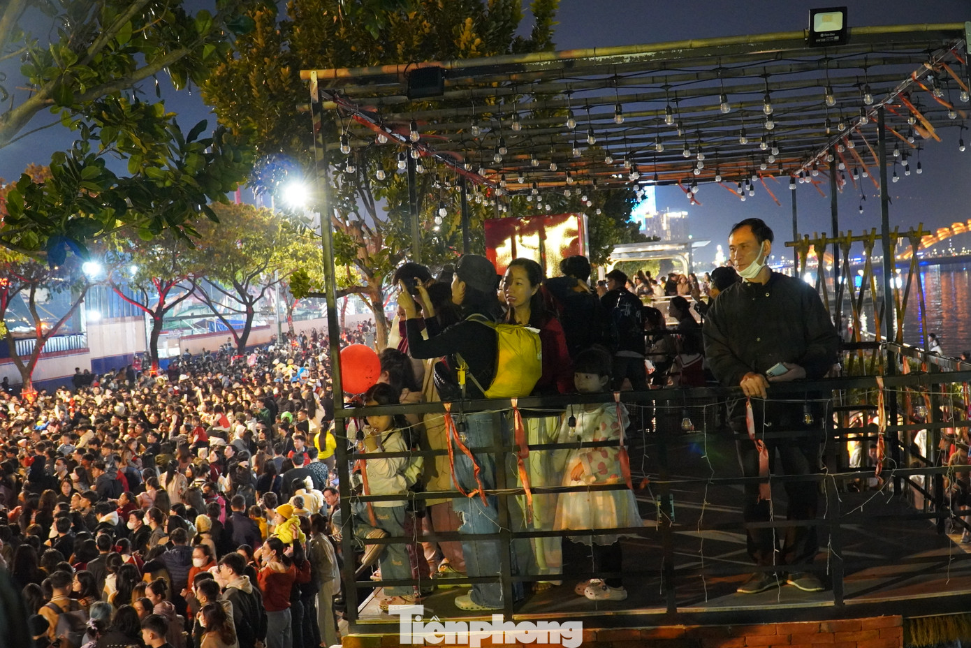 Nhiều người không chen chân nổi đã phải leo lên tầng thượng các quán cà phê để ngắm hoa hậu và đoàn diễu hành từ xa. Nhiều người không chen chân nổi đã phải leo lên tầng thượng các quán cà phê để ngắm hoa hậu và đoàn diễu hành từ xa.