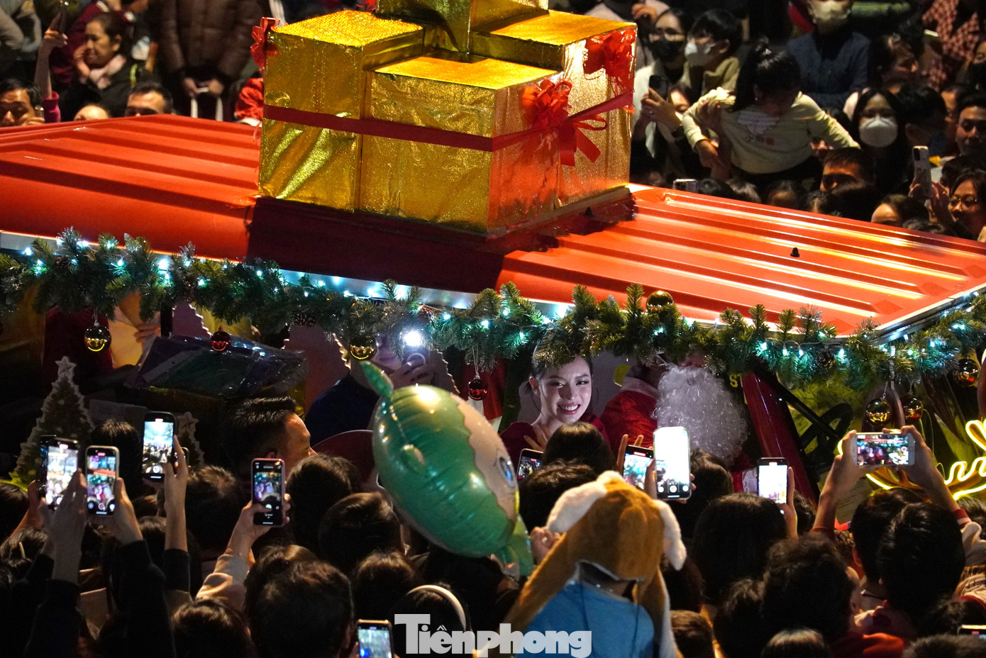 Hoa hậu vẫn tươi cười, đón nhận tình cảm của người dân và du khách. Thanh Thủy sinh ra và lớn lên tại Đà Nẵng, học Trường Đại học Ngoại ngữ (Đại học Đà Nẵng). Sau khi đăng quang Hoa hậu Việt Nam 2022 và Hoa hậu Quốc tế 2024, người đep nhận lời làm đại sứ du lịch cho TP Đà Nẵng. Cô chia sẻ khi tham dự cuộc thi Hoa hậu Quốc tế, nhiều thí sinh đã bất ngờ khi biết cô ở Đà Nẵng. "Mọi người khen thành phố có bãi biển đẹp, có cầu Rồng. Không ngờ Đà Nẵng lại được nhiều người biết đến như vậy, thật sự rất tự hào", hoa hậu trải lòng. Hoa hậu vẫn tươi cười, đón nhận tình cảm của người dân và du khách. Thanh Thủy sinh ra và lớn lên tại Đà Nẵng, học Trường Đại học Ngoại ngữ (Đại học Đà Nẵng). Sau khi đăng quang Hoa hậu Việt Nam 2022 và Hoa hậu Quốc tế 2024, người đep nhận lời làm đại sứ du lịch cho TP Đà Nẵng. Cô chia sẻ khi tham dự cuộc thi Hoa hậu Quốc tế, nhiều thí sinh đã bất ngờ khi biết cô ở Đà Nẵng. "Mọi người khen thành phố có bãi biển đẹp, có cầu Rồng. Không ngờ Đà Nẵng lại được nhiều người biết đến như vậy, thật sự rất tự hào", hoa hậu trải lòng.