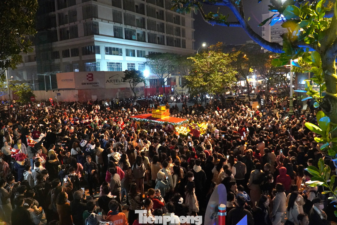 Nhiều người không chen chân nổi đã phải leo lên tầng thượng các quán cà phê để ngắm hoa hậu và đoàn diễu hành từ xa. Nhiều người không chen chân nổi đã phải leo lên tầng thượng các quán cà phê để ngắm hoa hậu và đoàn diễu hành từ xa.