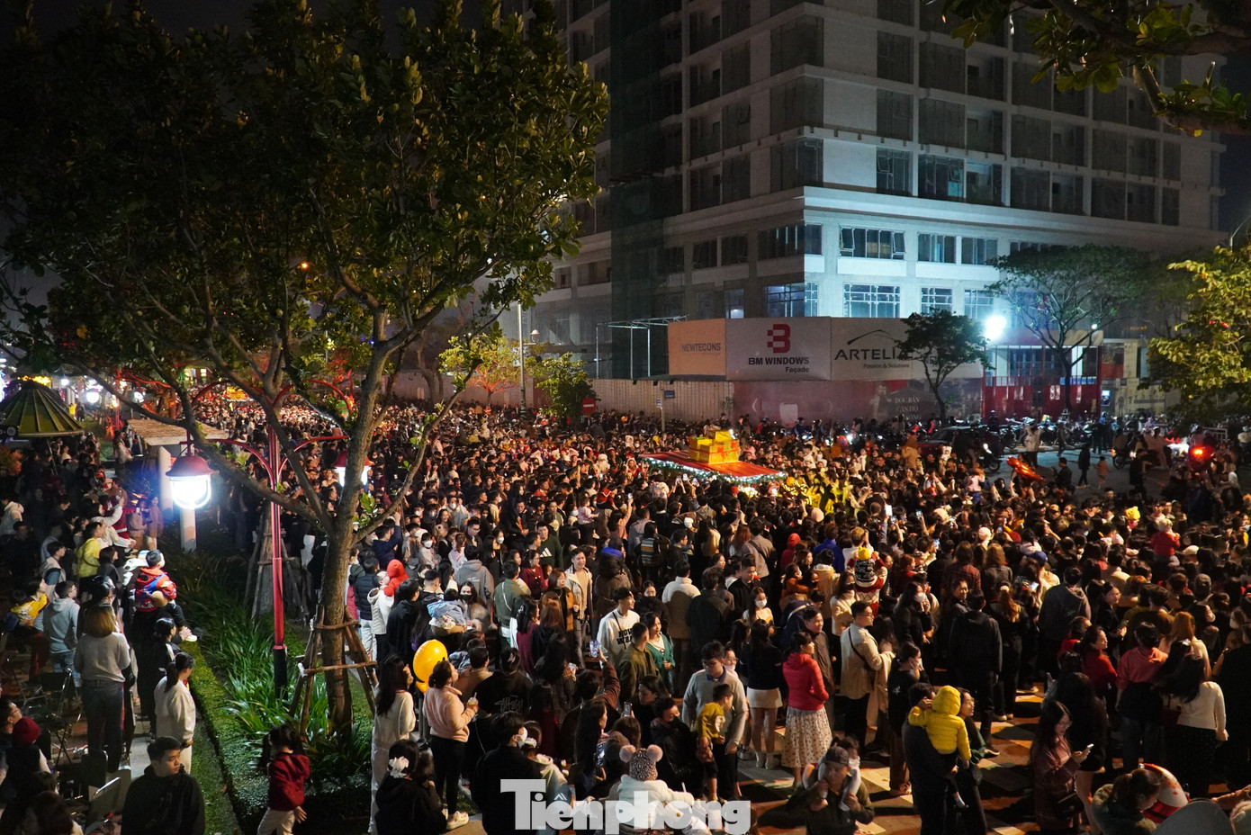 Từ giao lộ Bình Minh 7 – Bạch Đằng, hoa hậu cùng đoàn diễu hành trên tuyến phố đi bộ Bạch Đằng, các vũ công nhảy đồng diễn trên nền nhạc Giáng sinh sôi động tại mỗi điểm dừng. Tuy nhiên biển người mỗi lúc một đông, xe chở hoa hậu mắc kẹt không thể di chuyển. Từ giao lộ Bình Minh 7 – Bạch Đằng, hoa hậu cùng đoàn diễu hành trên tuyến phố đi bộ Bạch Đằng, các vũ công nhảy đồng diễn trên nền nhạc Giáng sinh sôi động tại mỗi điểm dừng. Tuy nhiên biển người mỗi lúc một đông, xe chở hoa hậu mắc kẹt không thể di chuyển.