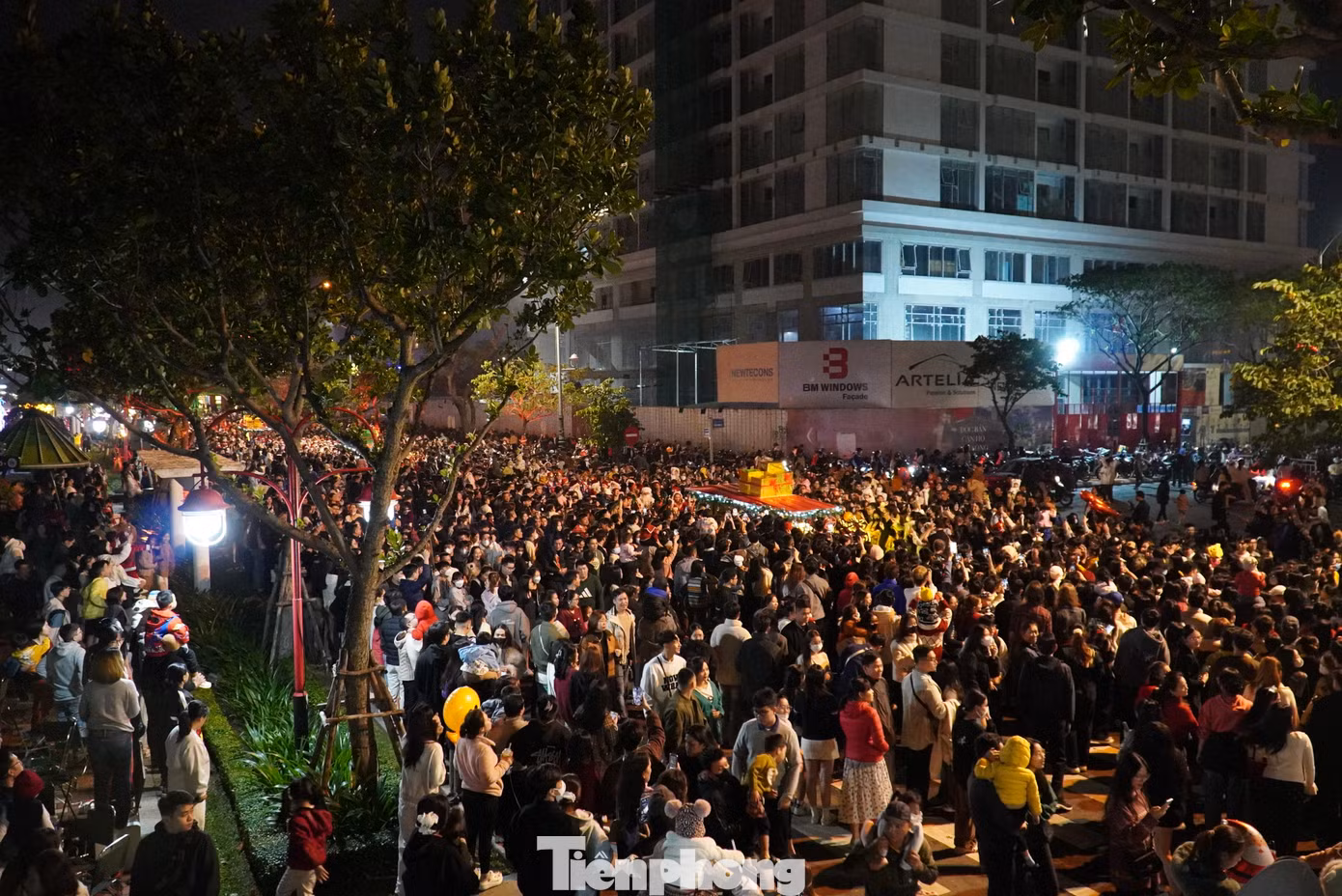 Từ giao lộ Bình Minh 7 – Bạch Đằng, hoa hậu cùng đoàn diễu hành trên tuyến phố đi bộ Bạch Đằng, các vũ công nhảy đồng diễn trên nền nhạc Giáng sinh sôi động tại mỗi điểm dừng. Tuy nhiên biển người mỗi lúc một đông, xe chở hoa hậu mắc kẹt không thể di chuyển. Từ giao lộ Bình Minh 7 – Bạch Đằng, hoa hậu cùng đoàn diễu hành trên tuyến phố đi bộ Bạch Đằng, các vũ công nhảy đồng diễn trên nền nhạc Giáng sinh sôi động tại mỗi điểm dừng. Tuy nhiên biển người mỗi lúc một đông, xe chở hoa hậu mắc kẹt không thể di chuyển.