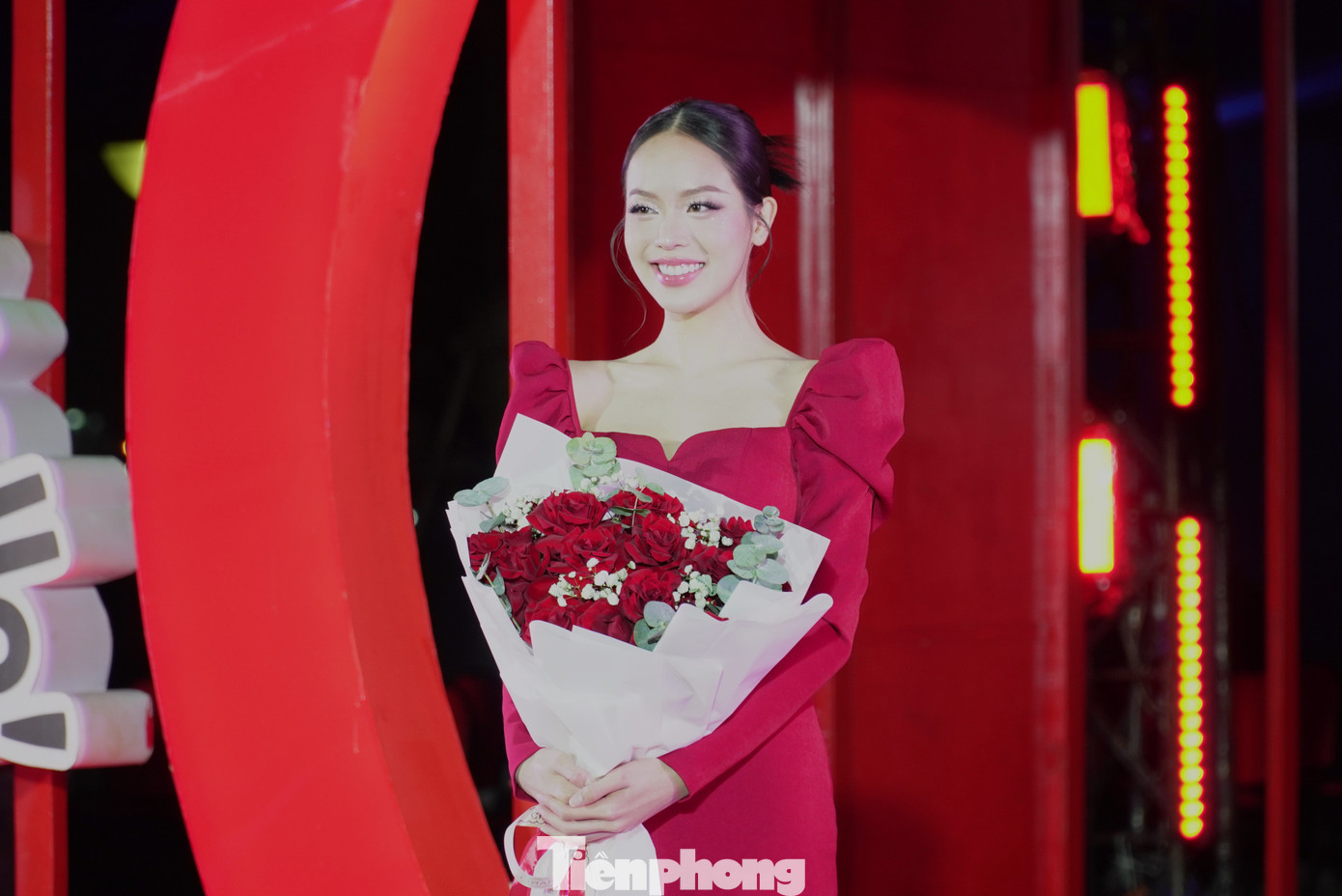 Hoa hậu chia sẻ vinh dự khi được làm đại sứ du lịch cho thành phố. Trong hành trình sắp tới, cô cố gắng dốc hết sức mình để đem hình ảnh Đà Nẵng đến gần hơn với người dân, du khách trong và ngoài nước. Hoa hậu chia sẻ vinh dự khi được làm đại sứ du lịch cho thành phố. Trong hành trình sắp tới, cô cố gắng dốc hết sức mình để đem hình ảnh Đà Nẵng đến gần hơn với người dân, du khách trong và ngoài nước.