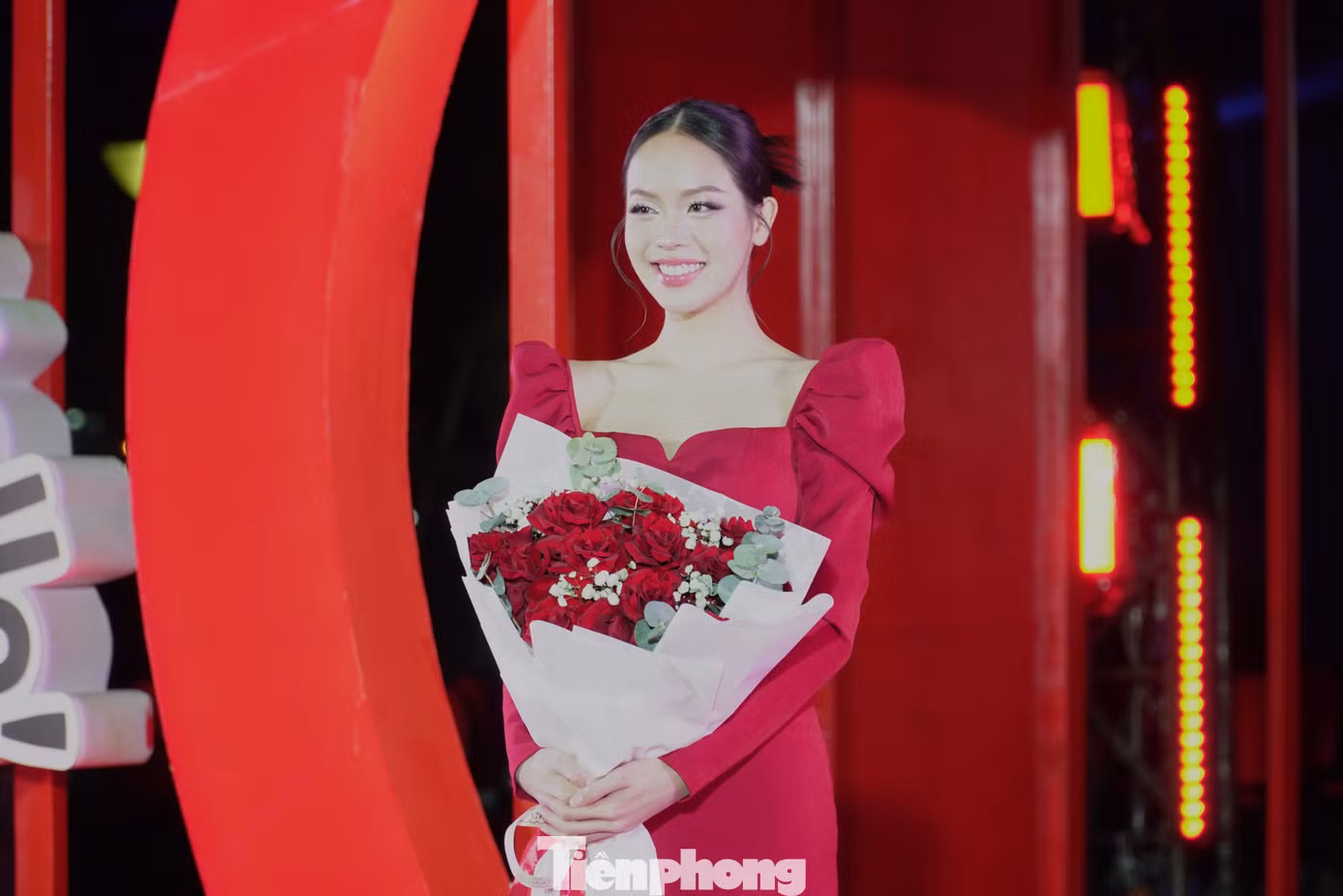 Hoa hậu chia sẻ vinh dự khi được làm đại sứ du lịch cho thành phố. Trong hành trình sắp tới, cô cố gắng dốc hết sức mình để đem hình ảnh Đà Nẵng đến gần hơn với người dân, du khách trong và ngoài nước. Hoa hậu chia sẻ vinh dự khi được làm đại sứ du lịch cho thành phố. Trong hành trình sắp tới, cô cố gắng dốc hết sức mình để đem hình ảnh Đà Nẵng đến gần hơn với người dân, du khách trong và ngoài nước.