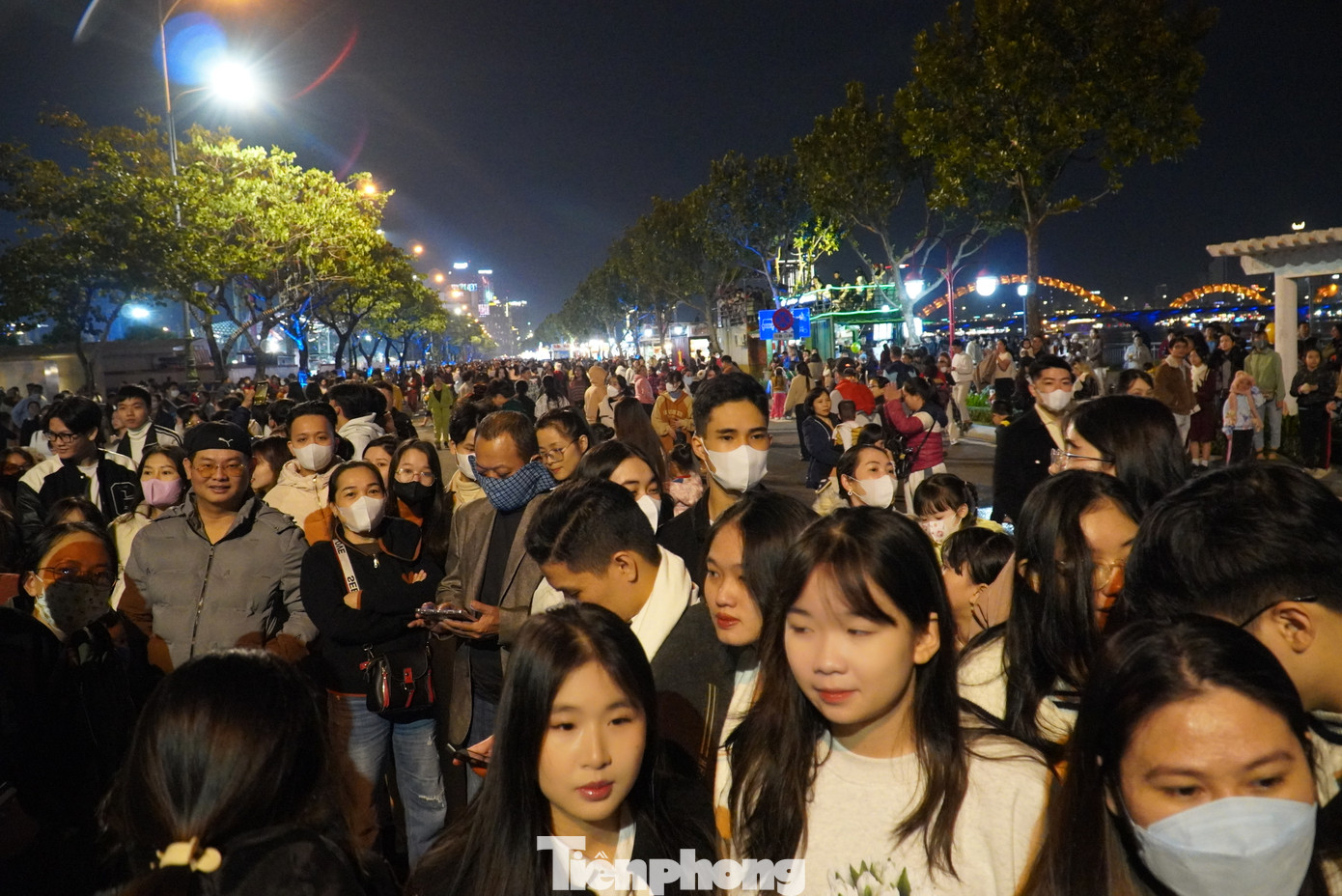 Tại phố đi bộ Bạch Đằng ven sông Hàn, hàng nghìn người dân và du khách đổ về từ sớm để chờ đón hoa hậu. Chị Hoàng Vân (27 tuổi, Lâm Đồng) chia sẻ: “Tôi rất háo hức được gặp hoa hậu ở ngoài đời. Tôi theo dõi Thanh Thủy nhiều năm qua và rất ngưỡng mộ. Lần này thật đặc biệt vì gặp hoa hậu trên chính quê hương của cô ấy”. Tại phố đi bộ Bạch Đằng ven sông Hàn, hàng nghìn người dân và du khách đổ về từ sớm để chờ đón hoa hậu. Chị Hoàng Vân (27 tuổi, Lâm Đồng) chia sẻ: “Tôi rất háo hức được gặp hoa hậu ở ngoài đời. Tôi theo dõi Thanh Thủy nhiều năm qua và rất ngưỡng mộ. Lần này thật đặc biệt vì gặp hoa hậu trên chính quê hương của cô ấy”.