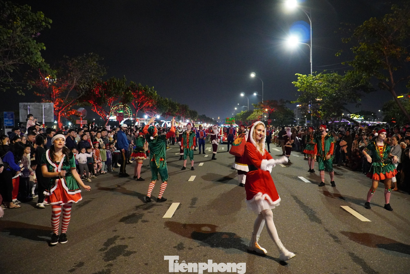 Tại phố đi bộ Bạch Đằng ven sông Hàn, hàng nghìn người dân và du khách đổ về từ sớm để chờ đón hoa hậu. Chị Hoàng Vân (27 tuổi, Lâm Đồng) chia sẻ: “Tôi rất háo hức được gặp hoa hậu ở ngoài đời. Tôi theo dõi Thanh Thủy nhiều năm qua và rất ngưỡng mộ. Lần này thật đặc biệt vì gặp hoa hậu trên chính quê hương của cô ấy”. Tại phố đi bộ Bạch Đằng ven sông Hàn, hàng nghìn người dân và du khách đổ về từ sớm để chờ đón hoa hậu. Chị Hoàng Vân (27 tuổi, Lâm Đồng) chia sẻ: “Tôi rất háo hức được gặp hoa hậu ở ngoài đời. Tôi theo dõi Thanh Thủy nhiều năm qua và rất ngưỡng mộ. Lần này thật đặc biệt vì gặp hoa hậu trên chính quê hương của cô ấy”.