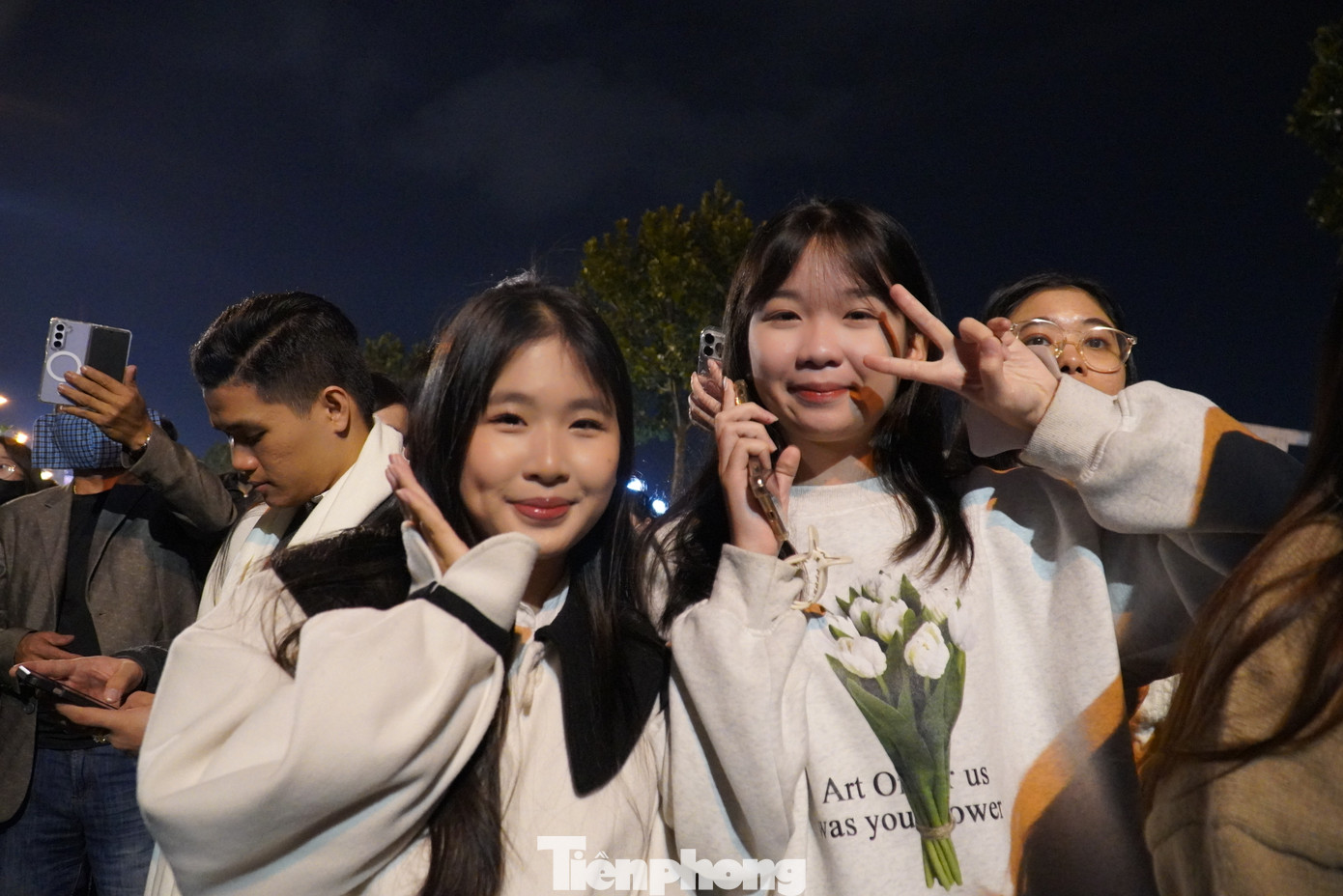 Tại phố đi bộ Bạch Đằng ven sông Hàn, hàng nghìn người dân và du khách đổ về từ sớm để chờ đón hoa hậu. Chị Hoàng Vân (27 tuổi, Lâm Đồng) chia sẻ: “Tôi rất háo hức được gặp hoa hậu ở ngoài đời. Tôi theo dõi Thanh Thủy nhiều năm qua và rất ngưỡng mộ. Lần này thật đặc biệt vì gặp hoa hậu trên chính quê hương của cô ấy”. Tại phố đi bộ Bạch Đằng ven sông Hàn, hàng nghìn người dân và du khách đổ về từ sớm để chờ đón hoa hậu. Chị Hoàng Vân (27 tuổi, Lâm Đồng) chia sẻ: “Tôi rất háo hức được gặp hoa hậu ở ngoài đời. Tôi theo dõi Thanh Thủy nhiều năm qua và rất ngưỡng mộ. Lần này thật đặc biệt vì gặp hoa hậu trên chính quê hương của cô ấy”.