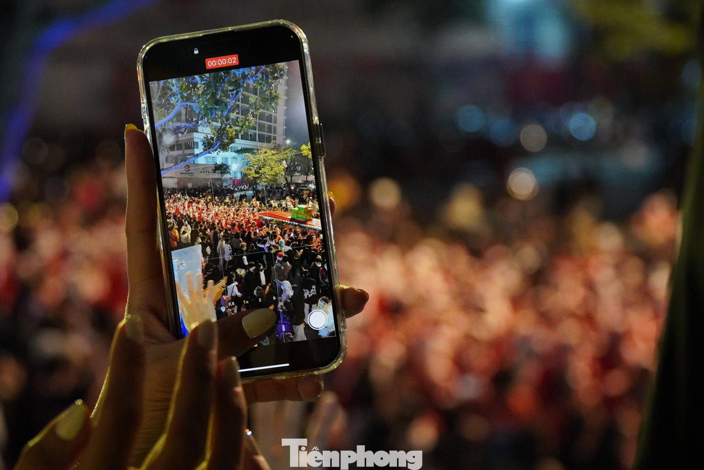 Nhiều người không chen chân nổi đã phải leo lên tầng thượng các quán cà phê để ngắm hoa hậu và đoàn diễu hành từ xa. Nhiều người không chen chân nổi đã phải leo lên tầng thượng các quán cà phê để ngắm hoa hậu và đoàn diễu hành từ xa.