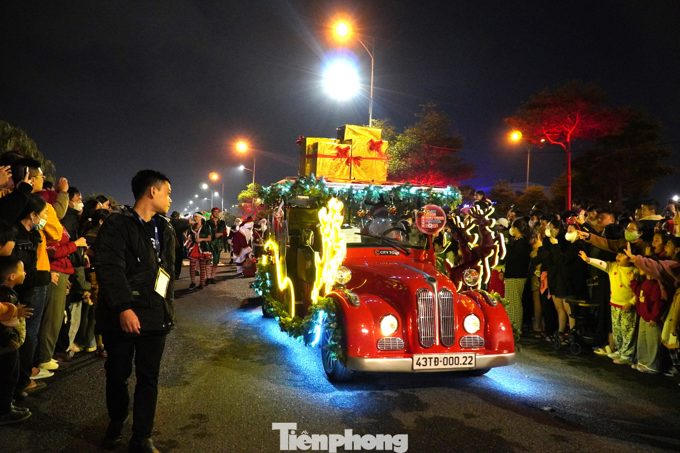 Hàng nghìn người vây qanh để nhìn ngắm, vẫy chào và chụp ảnh Hoa hậu Thanh Thủy. Hàng nghìn người vây qanh để nhìn ngắm, vẫy chào và chụp ảnh Hoa hậu Thanh Thủy.