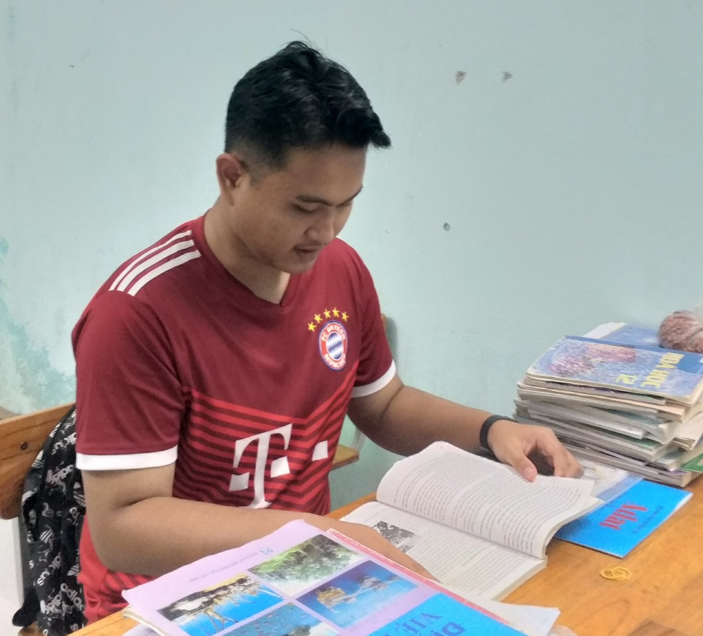 Sau khi về thăm nhà, nhà trường động viên các em lên lại khu nội trú để tập trung ôn tập. Sau khi về thăm nhà, nhà trường động viên các em lên lại khu nội trú để tập trung ôn tập.