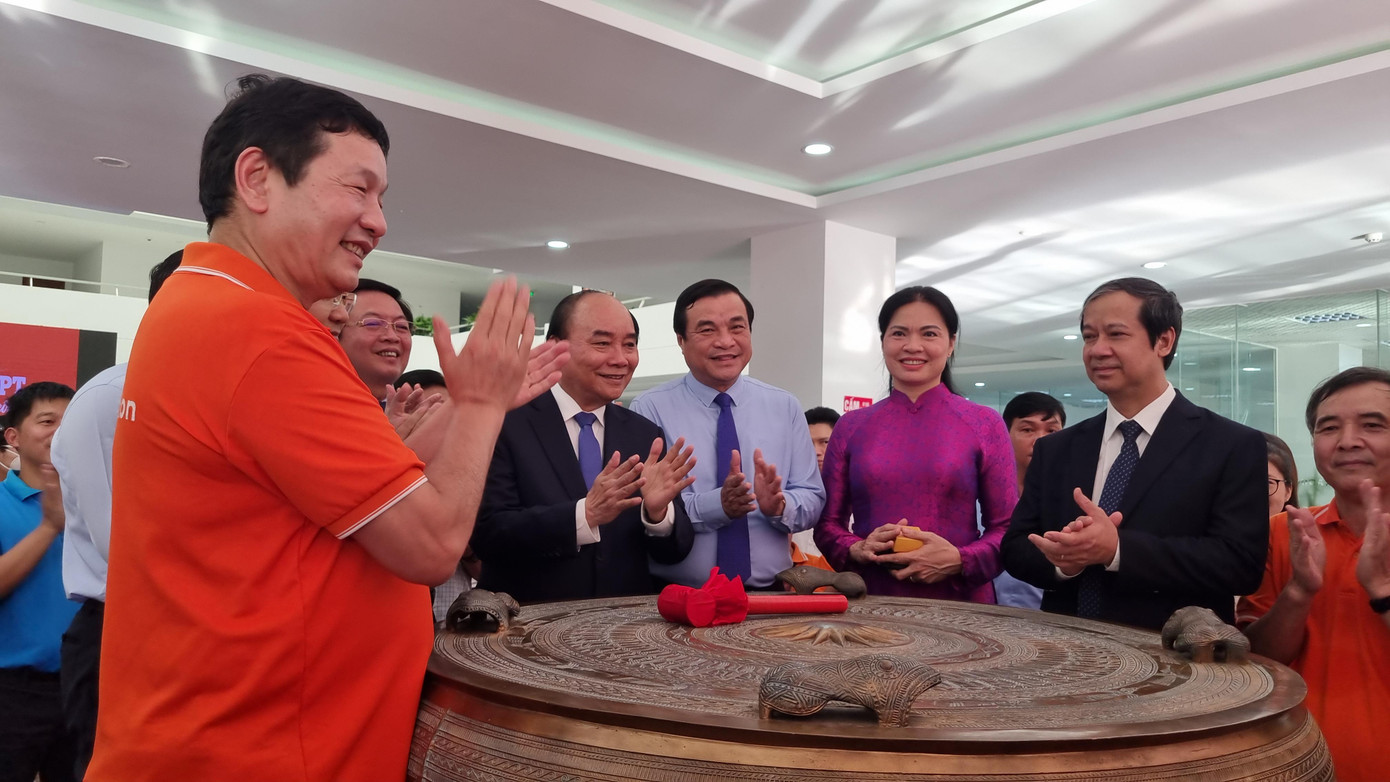 Ý tưởng xây dựng Trường Hy Vọng bắt đầu từ tháng 9/2021, do ông Trương Gia Bình, Chủ tịch HĐQT Tập đoàn FPT (bìa trái) khởi xướng.