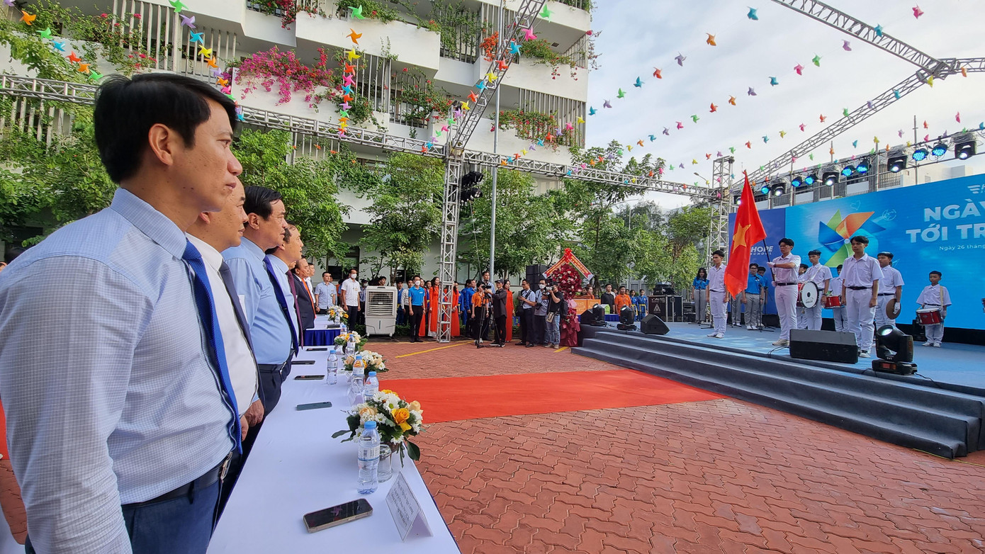 Buổi lễ chào cờ đầu tiên trong năm học của hơn 200 học sinh đặc biệt.