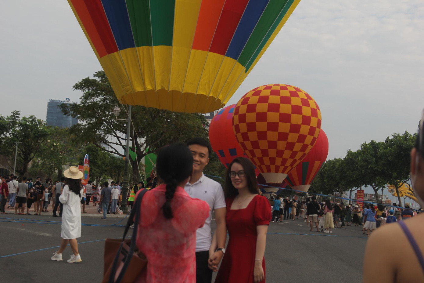 Để phục vụ người dân và du khách, thời gian trình diễn chia ra làm 3 khung giờ. Đợt 1 từ 6h–10h, đợt 2 từ 15h–17h, bay treo độ cao từ 15m – 40m, buộc dây cố định tại chỗ. Đợt 3 từ 19h–20h, trình diễn hoa đăng gồm Rồng lửa, thổi cầu và dựng cầu tại chỗ.