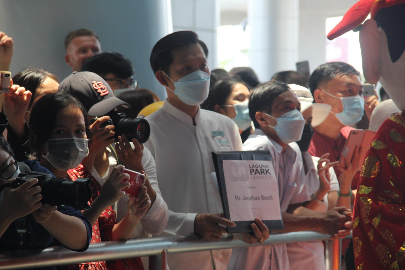 Sau chuyến bay từ Singapore, trong chiều cùng ngày, chuyến bay VZ960 hành trình Bangkok – Đà Nẵng của Thai Vietjet hạ cánh Đà Nẵng với khoảng 150 hành khách. Đường bay được khai thác với tần suất 3 chuyến/tuần vào các ngày thứ 4, 6, Chủ nhật và có thể được điều chỉnh tăng thêm theo nhu cầu thị trường.